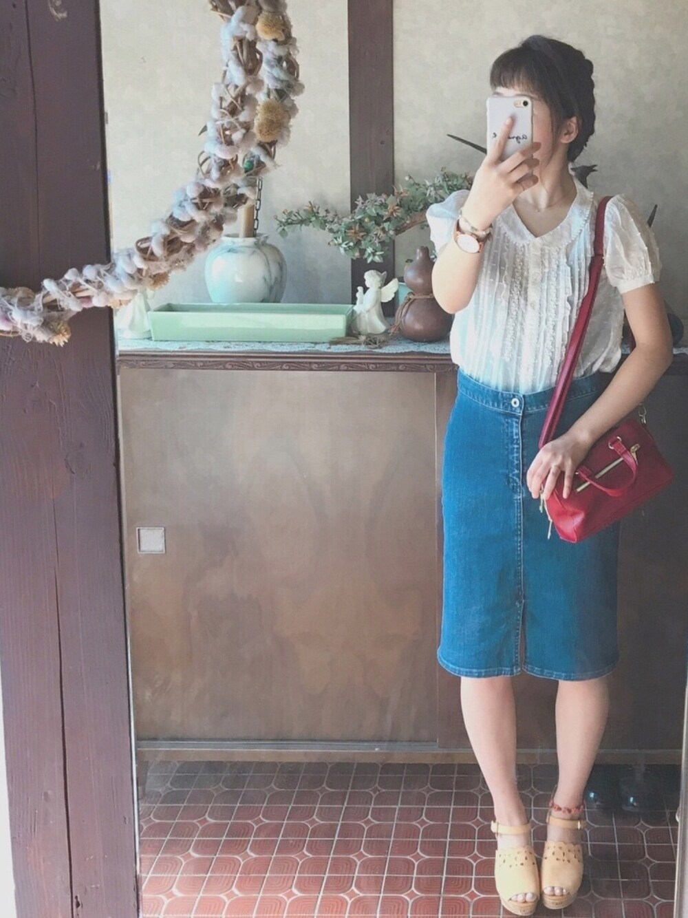 「シンプルコーデ、白いブラウス、赤いカバン、GLOBAL WORK、Emily temple cute、MAJESTIC LEGON、ANAHITA STONES」｜「Emily Temple cuteのアイテム（シャツ/ブラウス、ホワイト系）」を使った、kmmyさん（レディース・155cm）の夏コーディネートの1枚目の写真