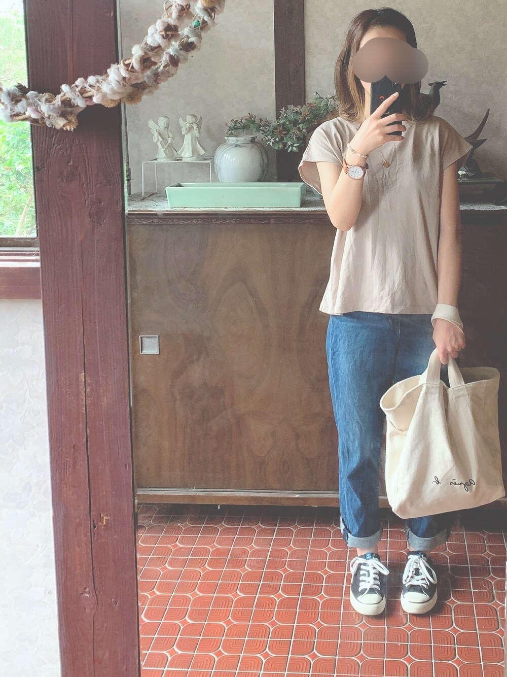 「オトナカジュアル、シンプルコーデ、ラフ、アースカラー、wcloset、ジーンズ、UNIQLO、agnes b.、スニーカー、2連ネックレス」｜「w closetの後ろレースアッププルオーバー（トップス、グレー系）」を使った、kmmyさん（レディース・155cm）の夏コーディネートの1枚目の写真