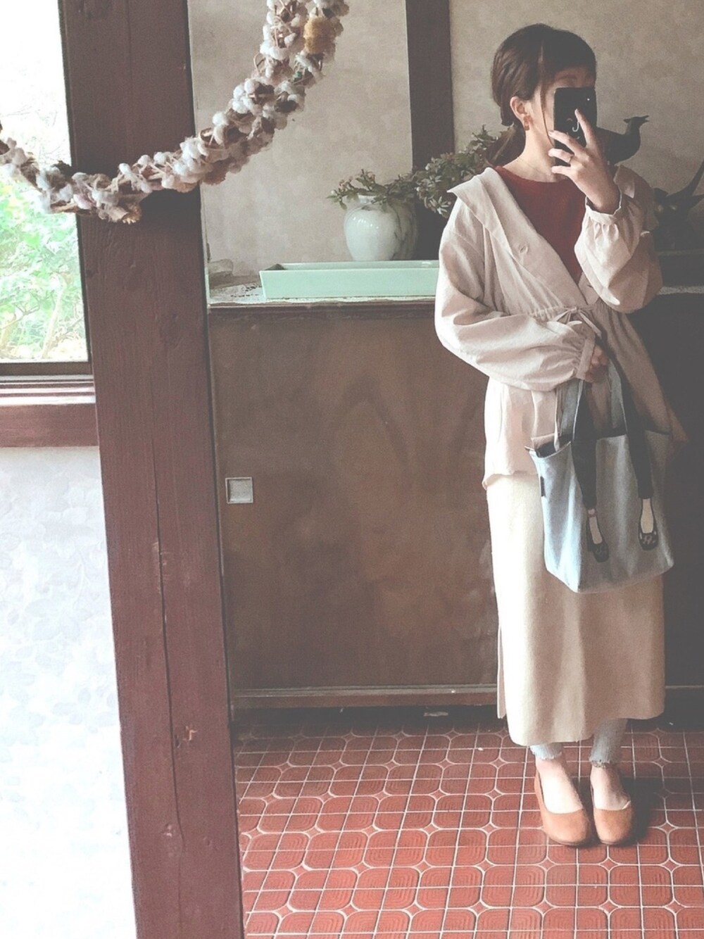 「秋色、ベージュコーデ、バレエシューズ、selectmoca、w closet、studio clip、リブレギンス、メロウリブ、べっこうイヤリング、雨の日」｜「w closetのダブルボタンフーディーシャツ（トップス、ベージュ系）」を使った、kmmyさん（レディース・155cm）の秋コーディネートの1枚目の写真