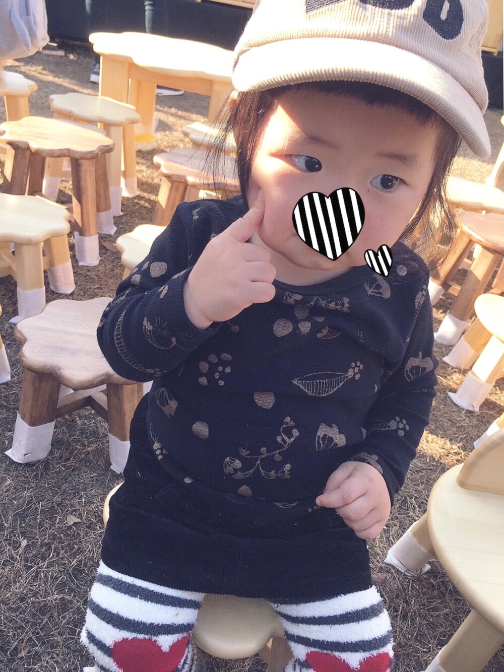 ブラック系のTシャツ/カットソー、ブラック系のスカート、ブラック系のレギンス/スパッツを着用したキッズの秋コーディネートの1枚目の写真