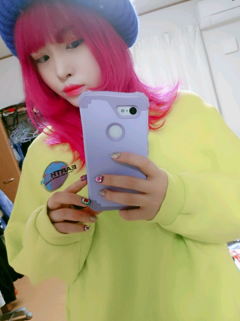 「韓国ファッション、韓国好きな人と繋がりたい、派手、ネオンカラー」｜「韓国のアイテム（スウェット、イエロー系）」を使った、moeppuさん（レディース・161cm）の冬コーディネートの1枚目の写真