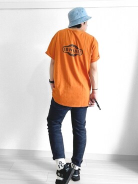 サンダルを使った オレンジtシャツ のメンズ人気ファッションコーディネート Wear