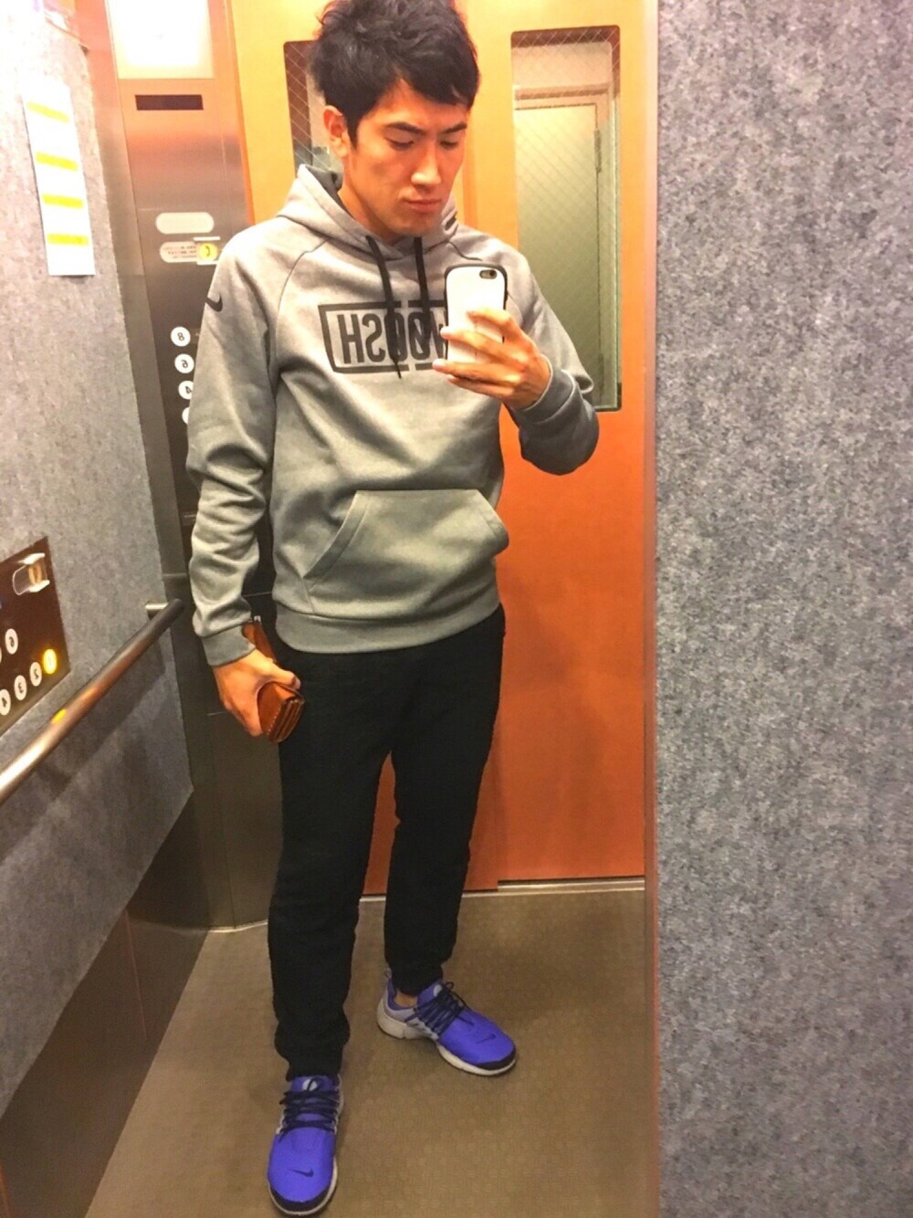 「パーカー、グレー、シンプル、ナイキ」｜「NIKEのアイテム（パーカー、グレー系）」を使った、うべたろうさん（メンズ・172cm）の冬コーディネートの1枚目の写真