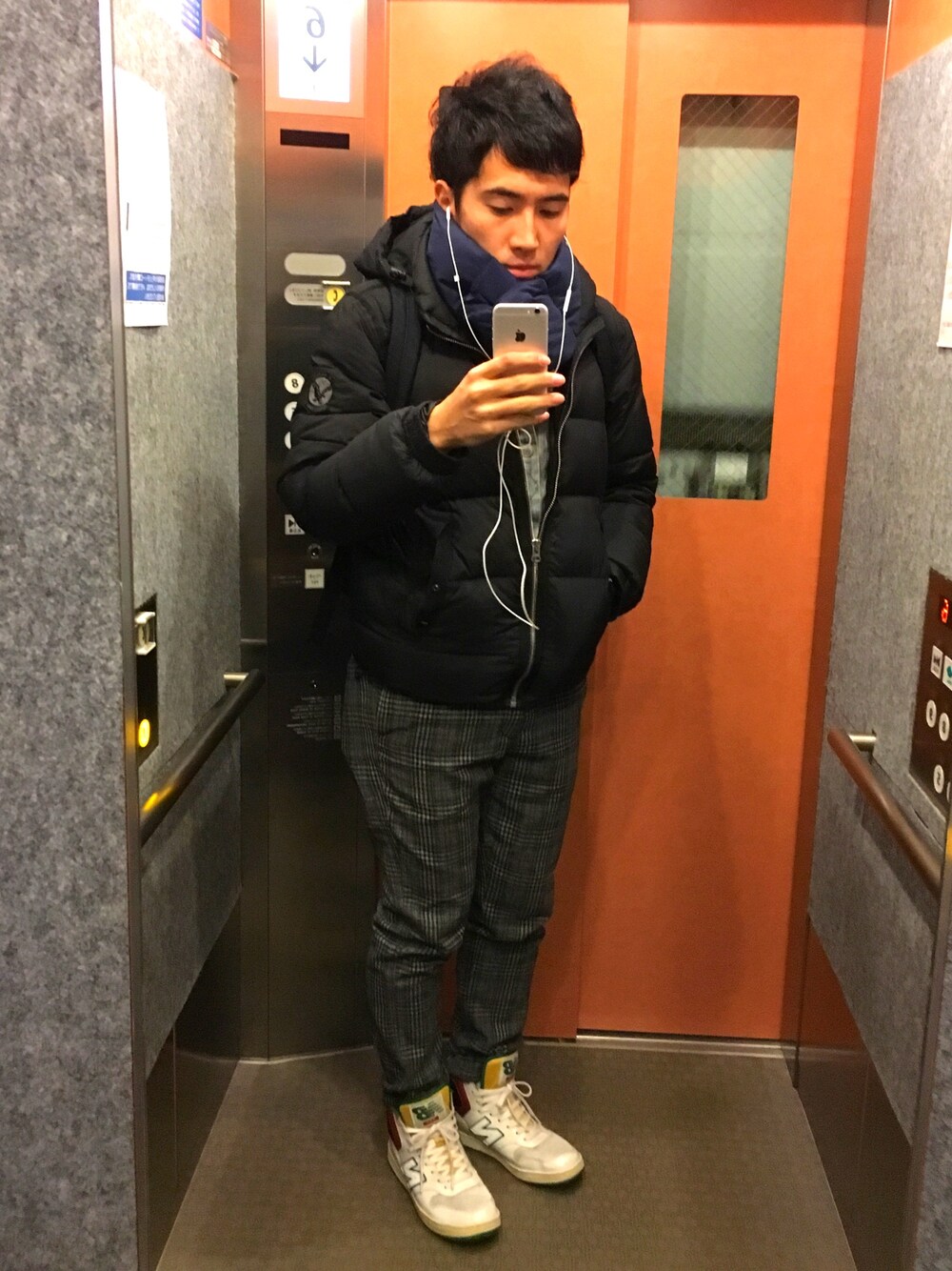 ブラック系のダウンジャケット/コート、グレー系のその他パンツ、ホワイト系のスニーカーを着用したメンズの冬コーディネートの1枚目の写真