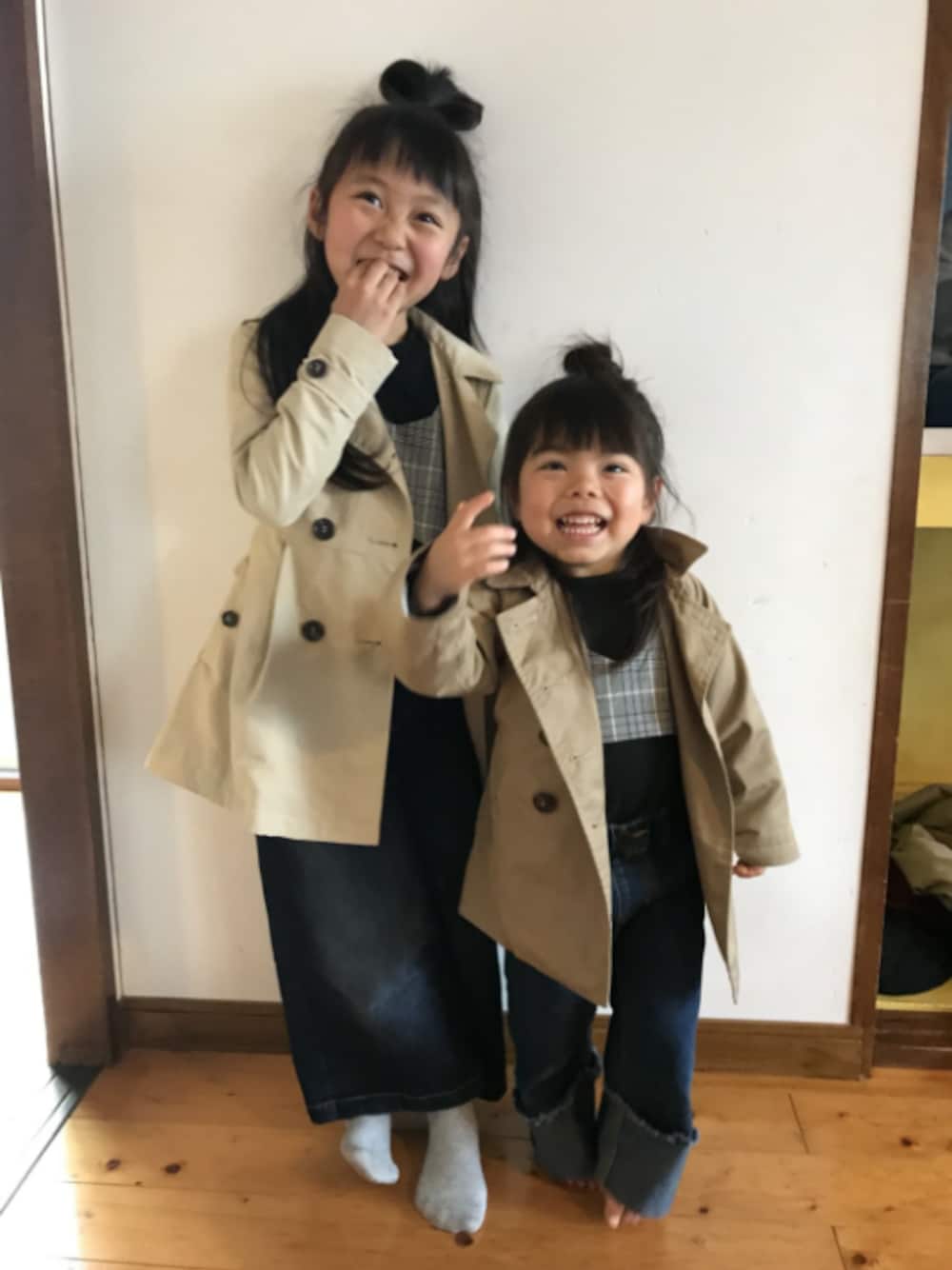 「キッズコーデ、リンクコーデ、姉妹コーデ、休日スタイル、ビスチェ、トレンチコート、女の子、デニムワイドパンツ、キッズファッション、おだんごヘアー」｜「petit mainのビスチェ付き長袖シャツワンピース（シャツワンピース、ホワイト系）」を使った、yuriha☆さん（キッズ・120cm）の春コーディネートの1枚目の写真