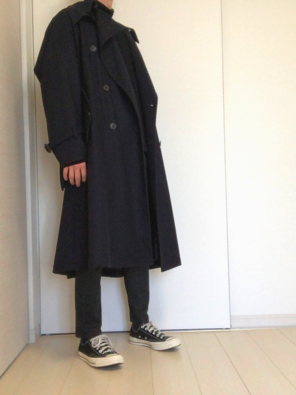 AURALEEのトレンチコート（ブラック系）を使った人気ファッション