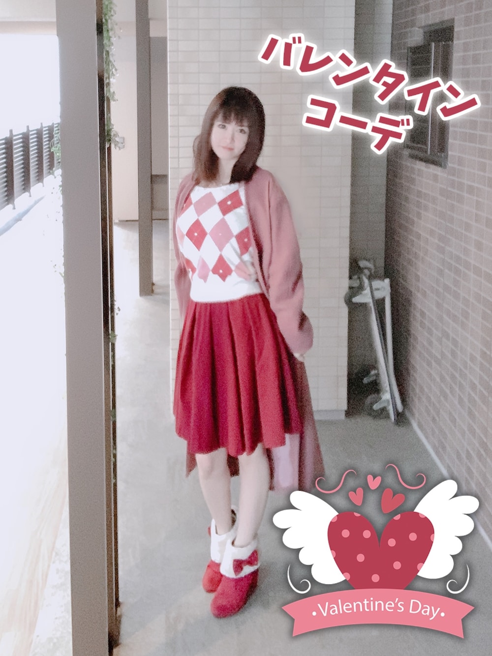 レッド系のニット/セーター、レッド系のスカート、ピンク系のその他アウターを着用したレディースの冬コーディネートの1枚目の写真