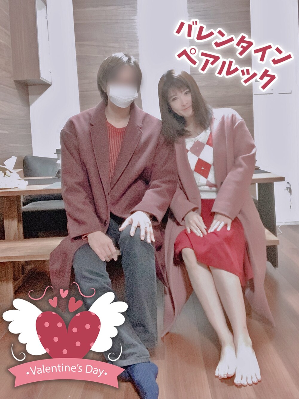 レッド系のチェスターコート、レッド系のニット/セーター、その他のデニムパンツを着用したメンズの冬コーディネートの1枚目の写真