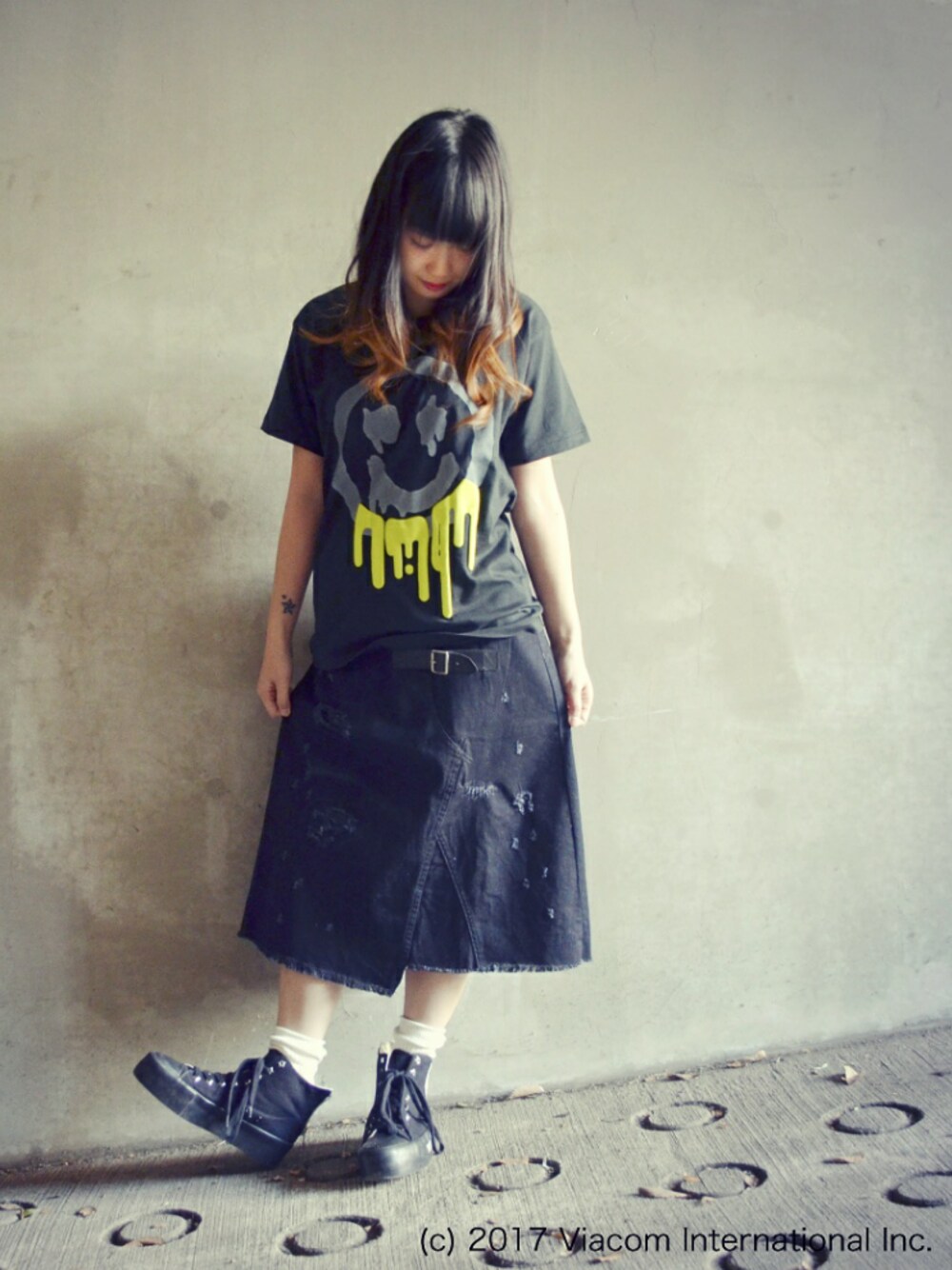 ブラック系のTシャツ/カットソー、ブラック系のスカート、ブラック系のスニーカーを着用したレディースの春コーディネートの1枚目の写真