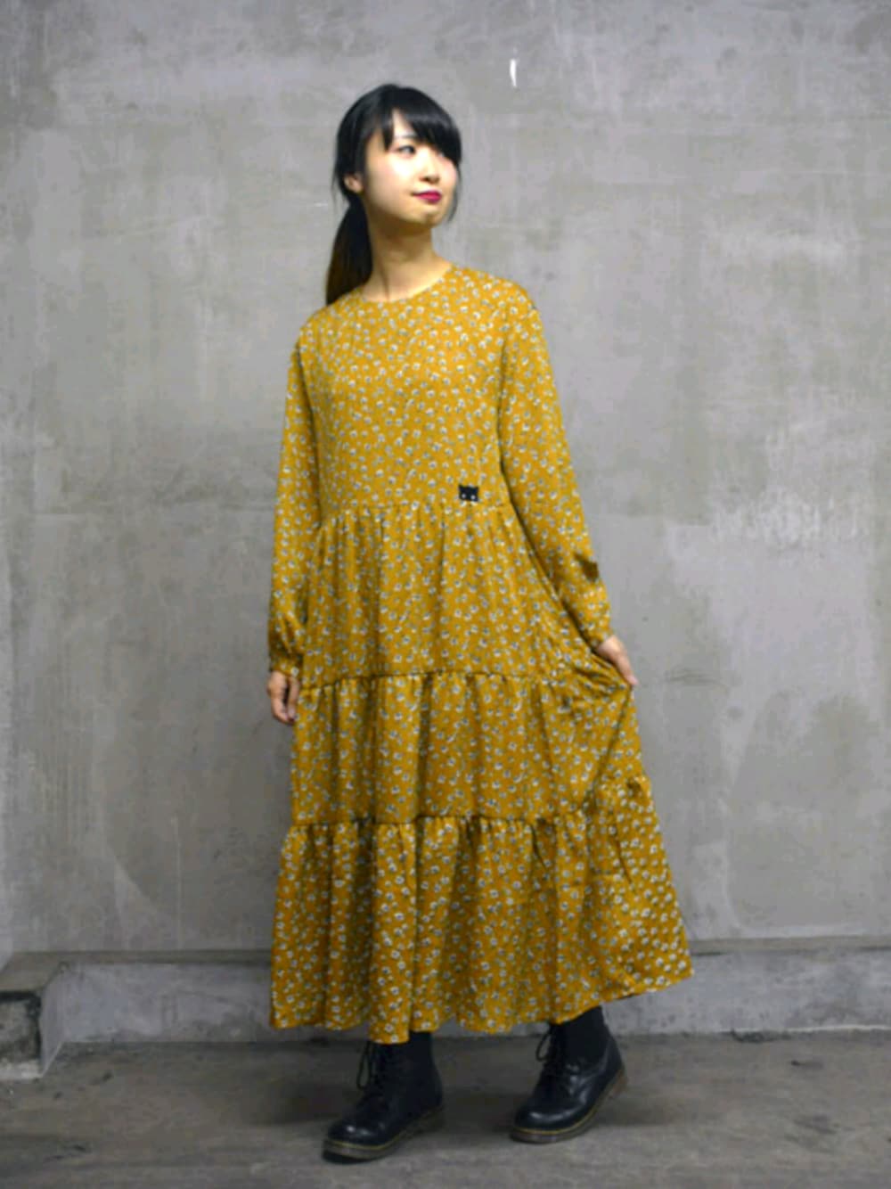 「花柄ワンピース、花柄、ロングワンピース、秋コーデ、オトナカジュアル、ワンピース、イエロー、ootd、シンプルコーデ、ラクチンコーデ」｜「Rydiaのコビニャー花柄マキシティアードワンピ（ワンピース、イエロー系）」を使った、WORLD WIDE LOVE!さん（レディース・157cm）の秋コーディネートの1枚目の写真