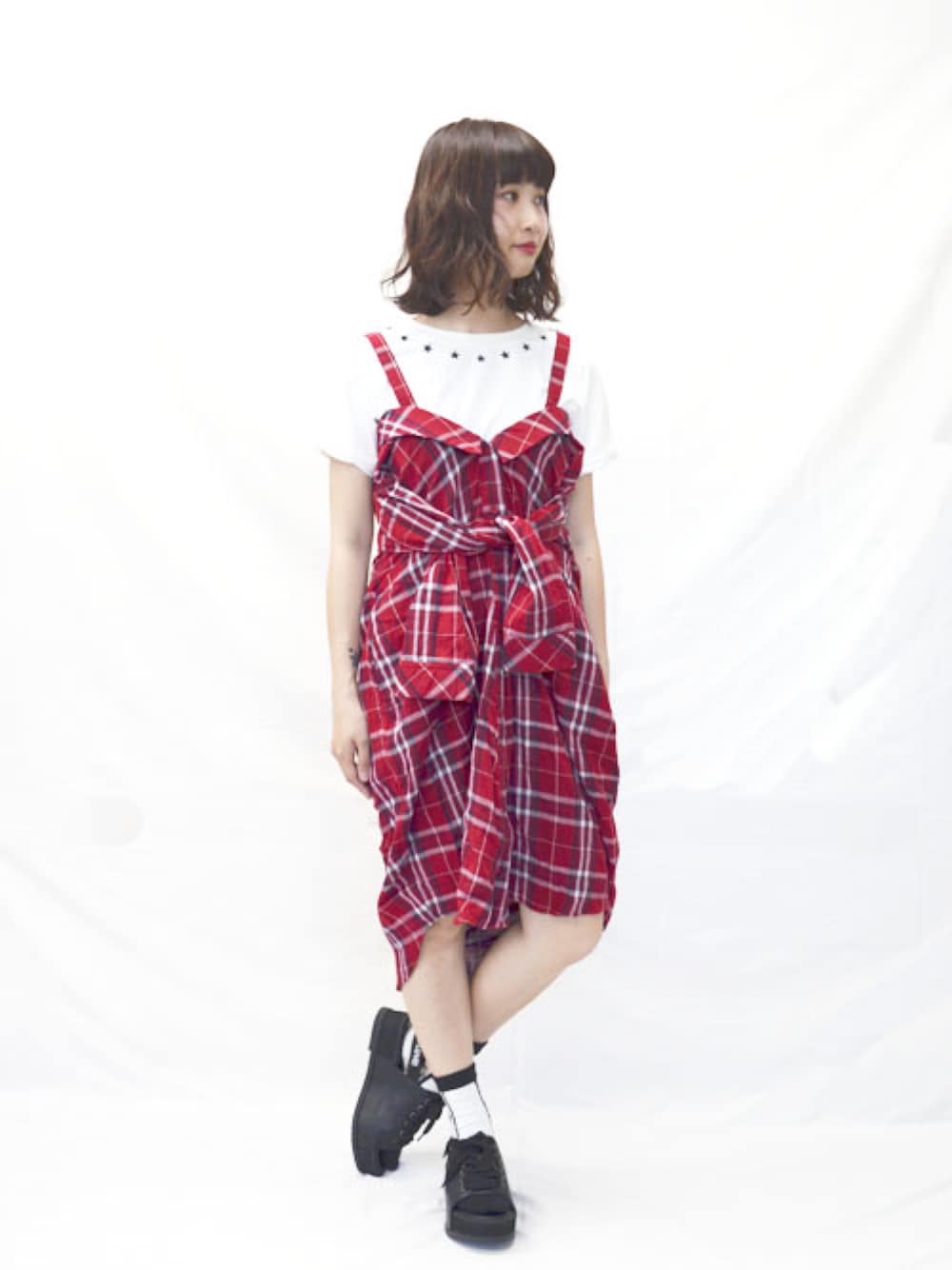 レッド系のシャツワンピース、ホワイト系のTシャツ/カットソー、ブラック系のサンダルを着用したレディースの夏コーディネートの1枚目の写真