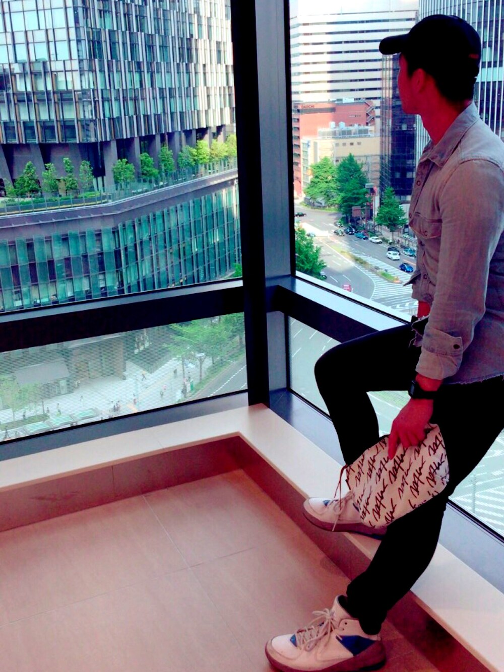 「名駅」｜「WTWのアイテム（クラッチバッグ、ホワイト系）」を使った、６tankさん（メンズ・172cm）の夏コーディネートの1枚目の写真