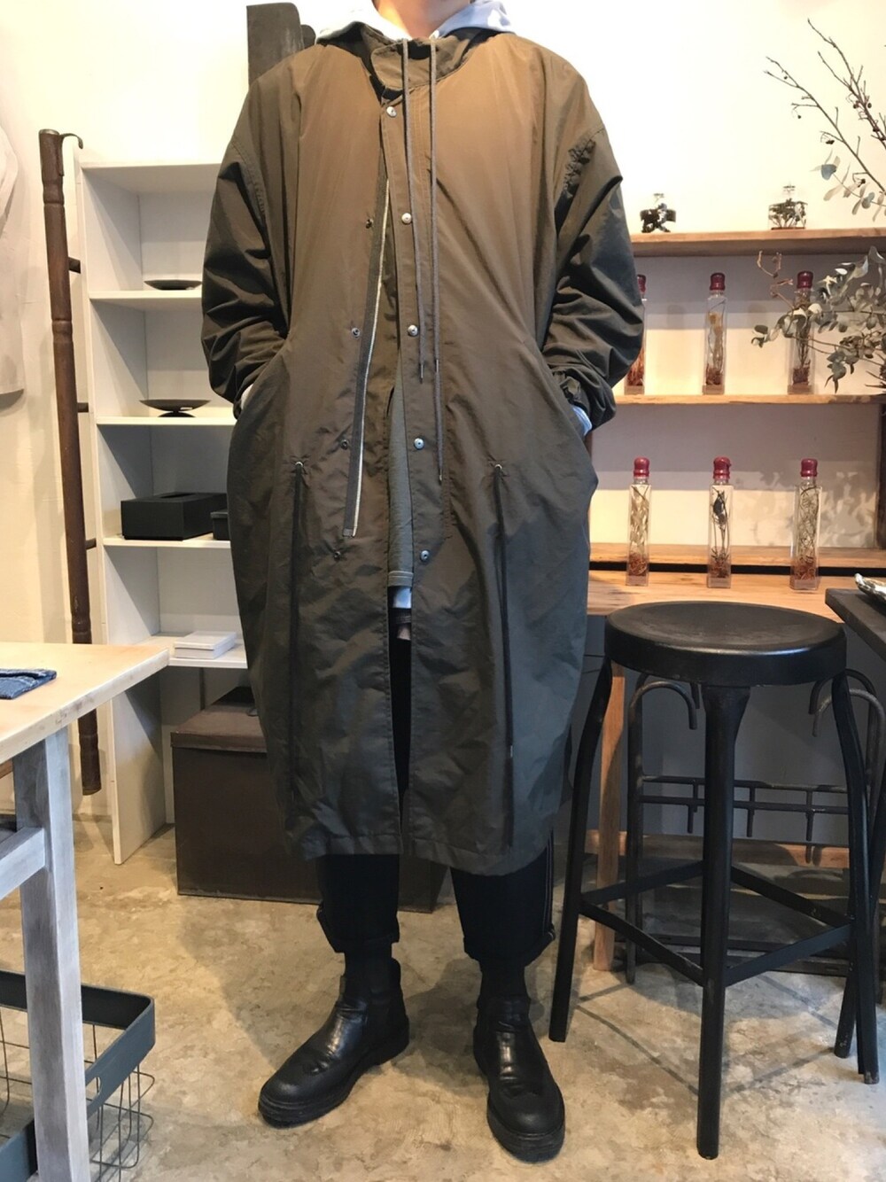 「レイヤードスタイル、春コーデ、オーバーサイズ、古着MIX、パーカー、シンプルコーデ、カジュアルコーデ、キレイめ、革靴」｜「KRIS VAN ASSCHEのアイテム（ブーツ、ブラック系）」を使った、YouTuber美容師テラヤマジック相互さん（メンズ・172cm）の春コーディネートの1枚目の写真