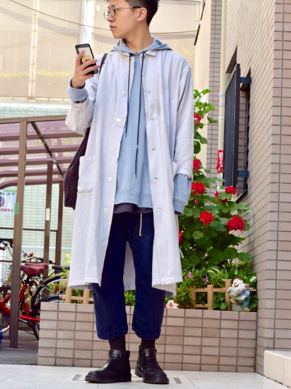「おしゃれさんと繋がりたい、シンプルコーデ、ゆるコーデ、チノパン、ワークコート、オーバーサイズ、ストリート」｜「KRIS VAN ASSCHEのアイテム（ブーツ、ブラック系）」を使った、YouTuber美容師テラヤマジック相互さん（メンズ・172cm）の春コーディネートの1枚目の写真