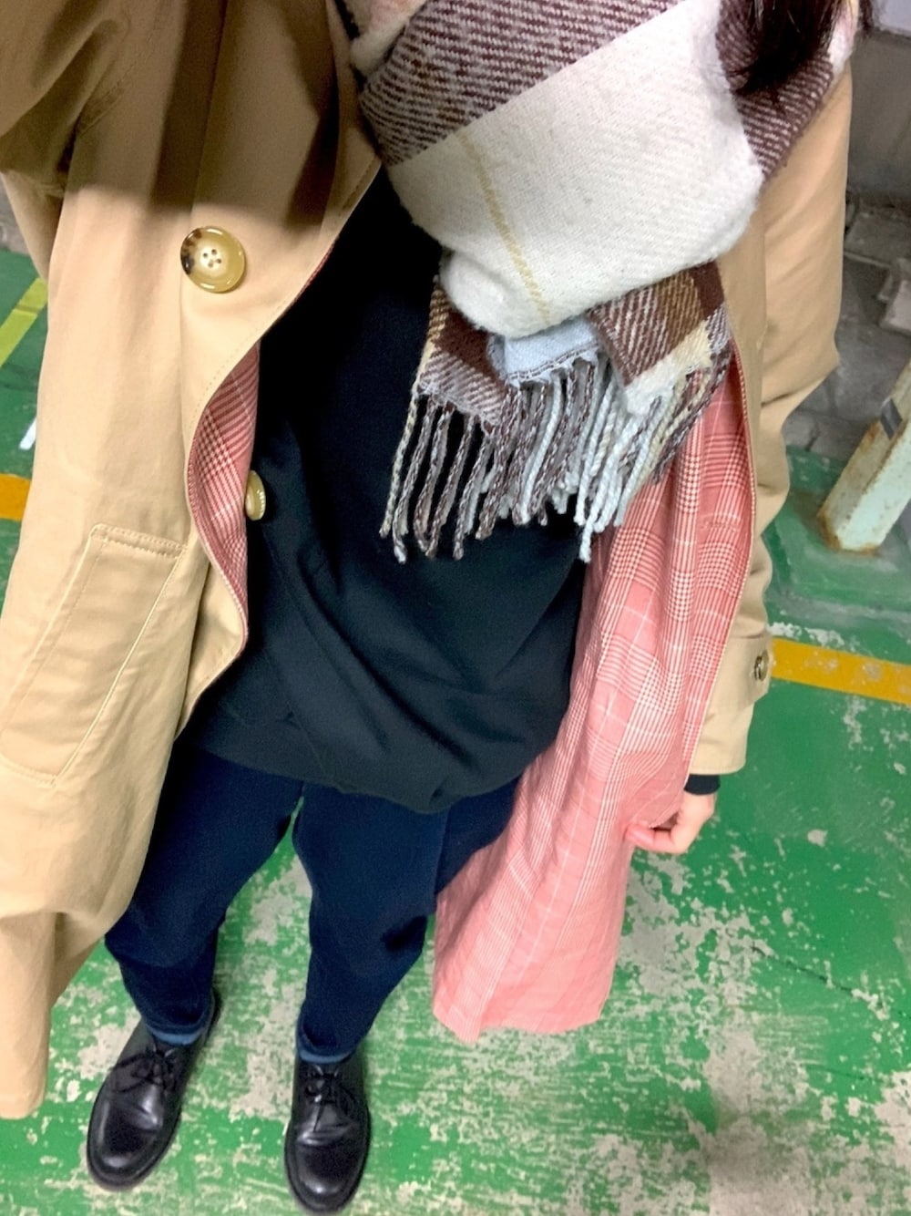 「BEAMS BOYのBEAMS BOY / リバーシブル ステンカラーコート（ステンカラーコート、グリーン系）」を使った、縁さん（レディース・156cm）の冬コーディネートの1枚目の写真