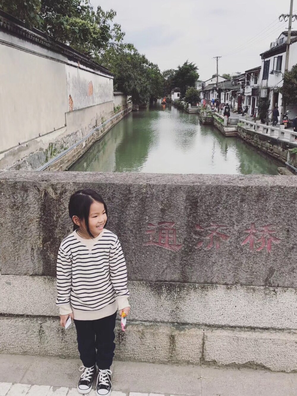 「MUJI、converse」｜「無印良品のアイテム（スウェット、その他）」を使った、mizichen♡̆̈さん（キッズ・110cm）の冬コーディネートの1枚目の写真