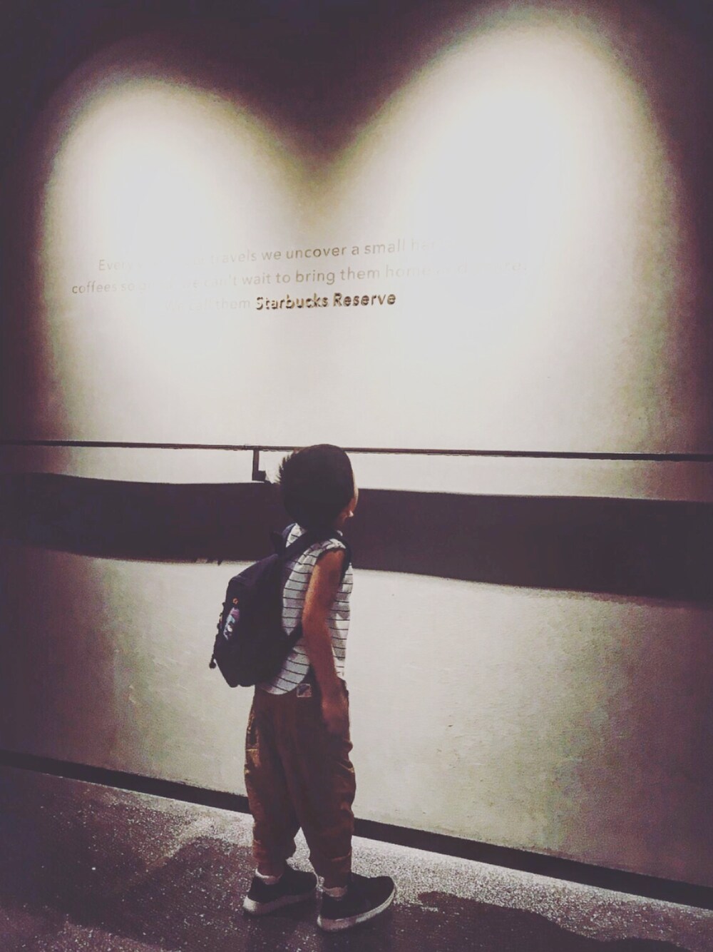 その他のTシャツ/カットソー、ベージュ系のその他パンツ、ブルー系のバックパック/リュックを着用したキッズの夏コーディネートの1枚目の写真