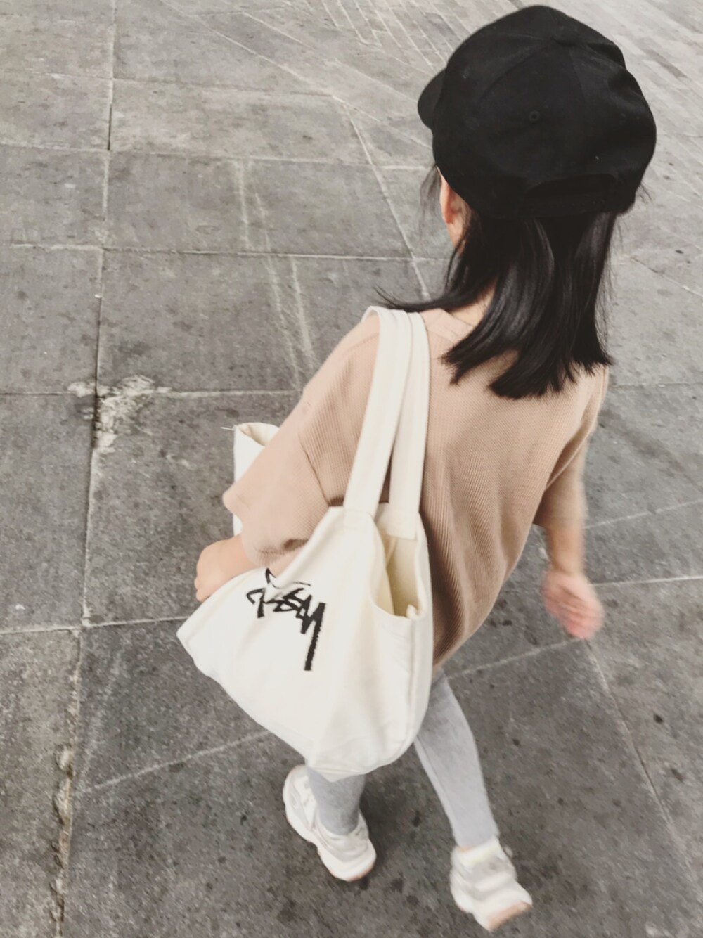 「stussy、GU、AVIREX」｜「GUのアイテム（トップス、ベージュ系）」を使った、mizichen♡̆̈さん（キッズ・120cm）の春コーディネートの1枚目の写真