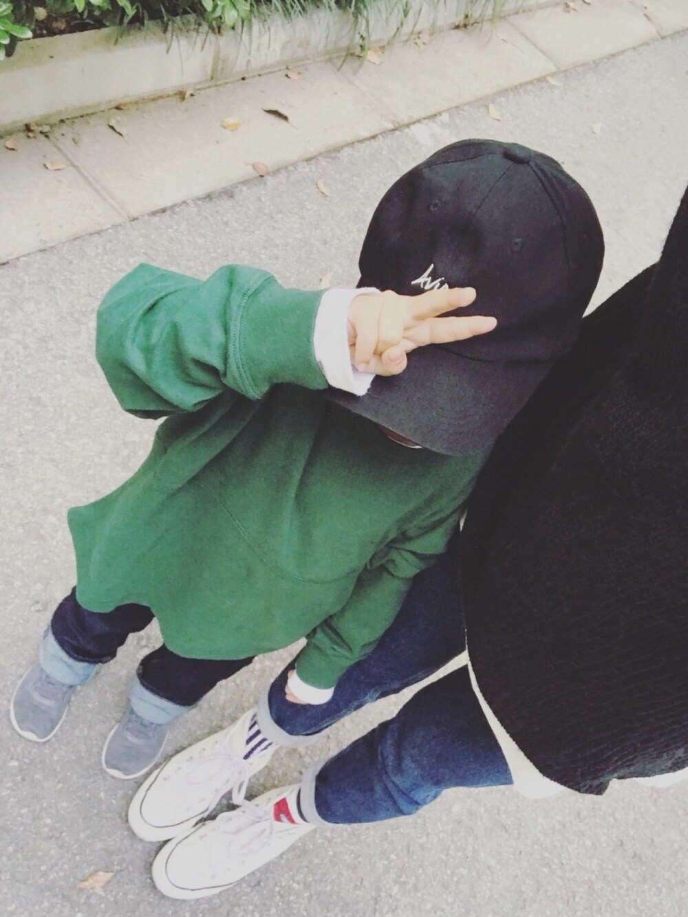「NEEDLE WORKS、JEANASiS、moussy、GU、ciaopanicTYPY、converse、AVIREX、Levi's、ootd、casual」｜「NEEDLE WORKSのアイテム（Tシャツ/カットソー、グリーン系）」を使った、mizichen♡̆̈さん（キッズ・125cm）の秋コーディネートの1枚目の写真