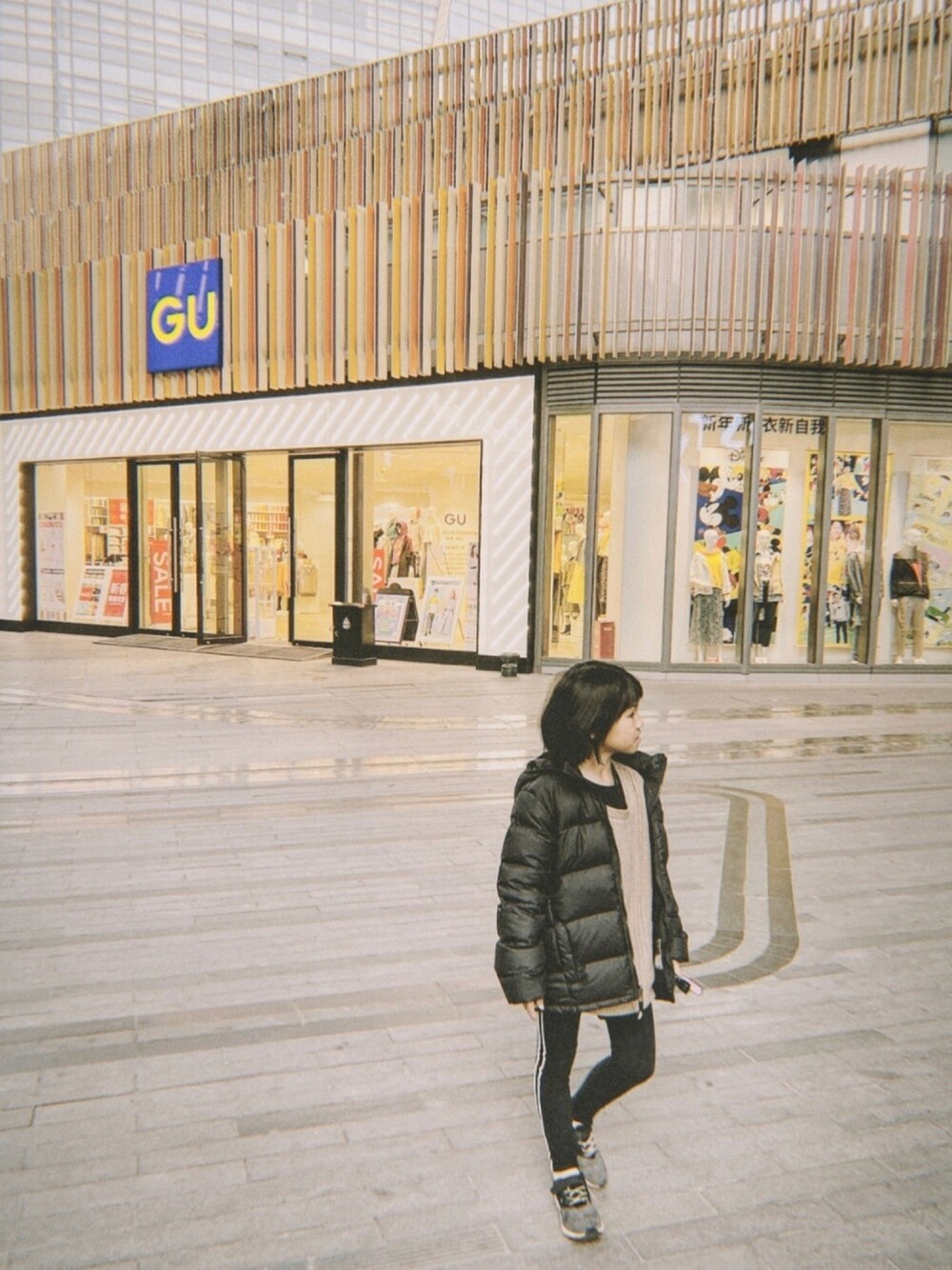 「devirock、PUMA、THE NORTH FACE、MONCLER、Down Jacket 、GU、ootd、冬コーデ、女の子、女の子コーデ」｜「devirockの長袖Aラインワンピース（ワンピース、ブラック系）」を使った、mizichen♡̆̈さん（キッズ・125cm）の冬コーディネートの1枚目の写真
