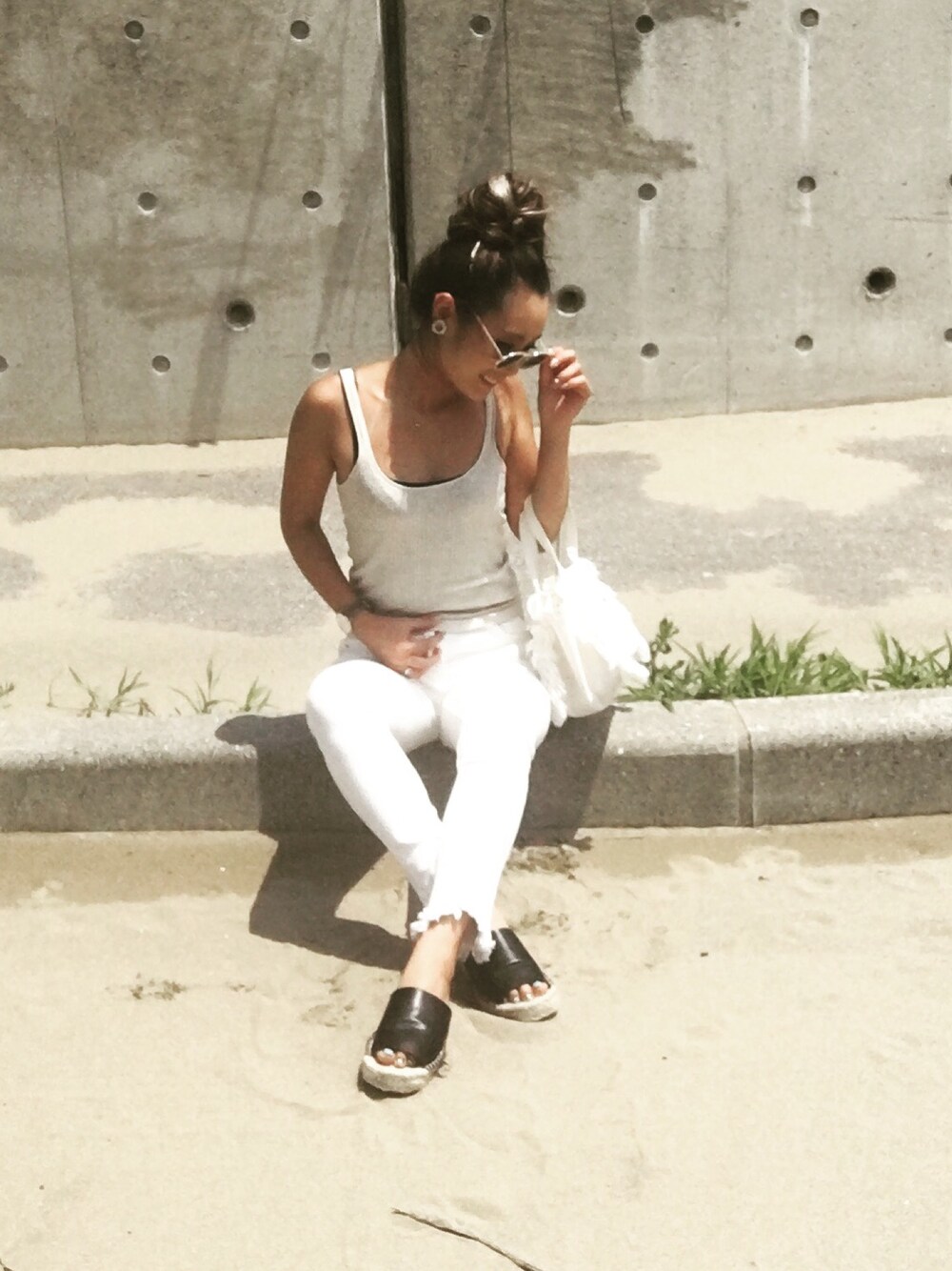 「シンプル、白、ママコーデ、ホワイトパンツ、summer、夏コーデ、サンダル、お洒落さんとつながりたい、moussy、ラフ」｜「DURASの裾フリンジシンプルパンツ（その他パンツ、ホワイト系）」を使った、KAORIIIIIIIIさん（レディース・156cm）の夏コーディネートの1枚目の写真