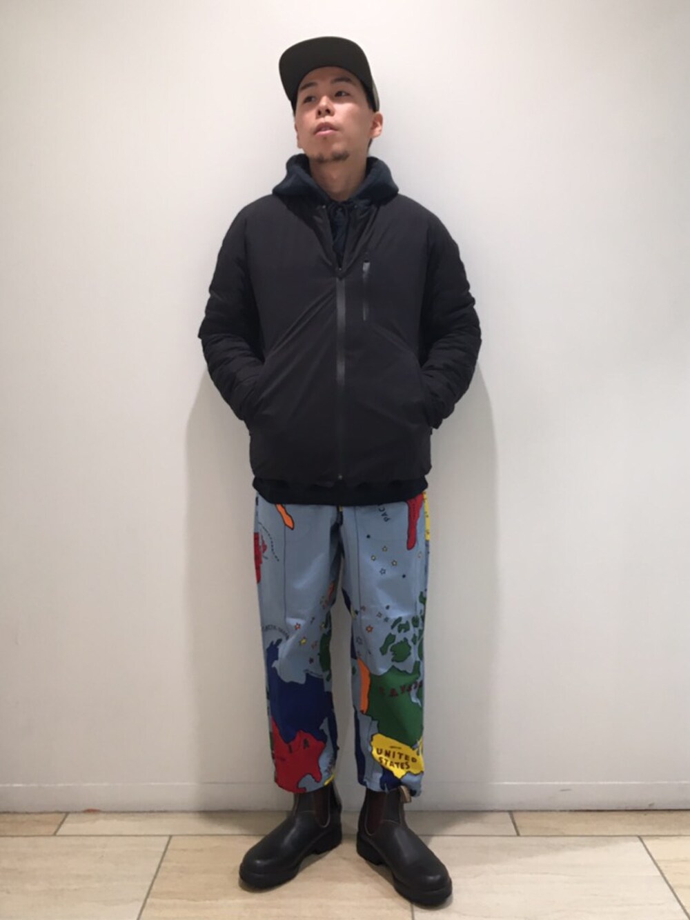 グレー系のその他パンツ、ブラウン系のブーツ、ブラック系のダウンジャケット/コートを着用したメンズの冬コーディネートの1枚目の写真