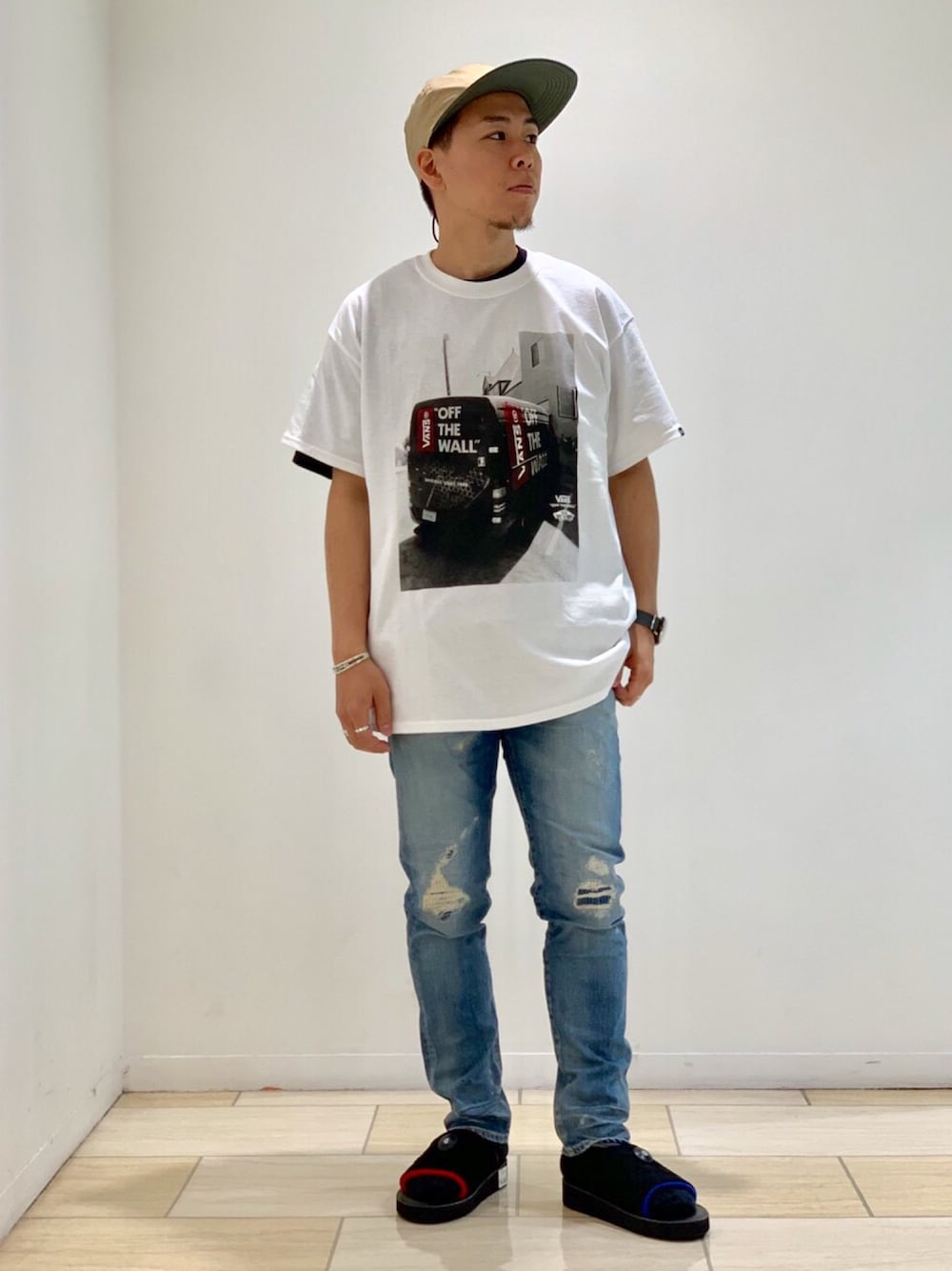 「BEAVER、BEAVER名古屋、VANS、デニム、ダメージデニムパンツ、シンプルコーデ、大人カジュアル、オトナカジュアル、白Tシャツ、サンダル」｜「VANSのVANS × BEAVER / ヴァンズ × ビーバー　別注 VANS PHOTO TEE / ヴァンズフォトTシャツ（Tシャツ/カットソー、ホワイト系）」を使った、funatoさん（メンズ・165cm）の夏コーディネートの1枚目の写真