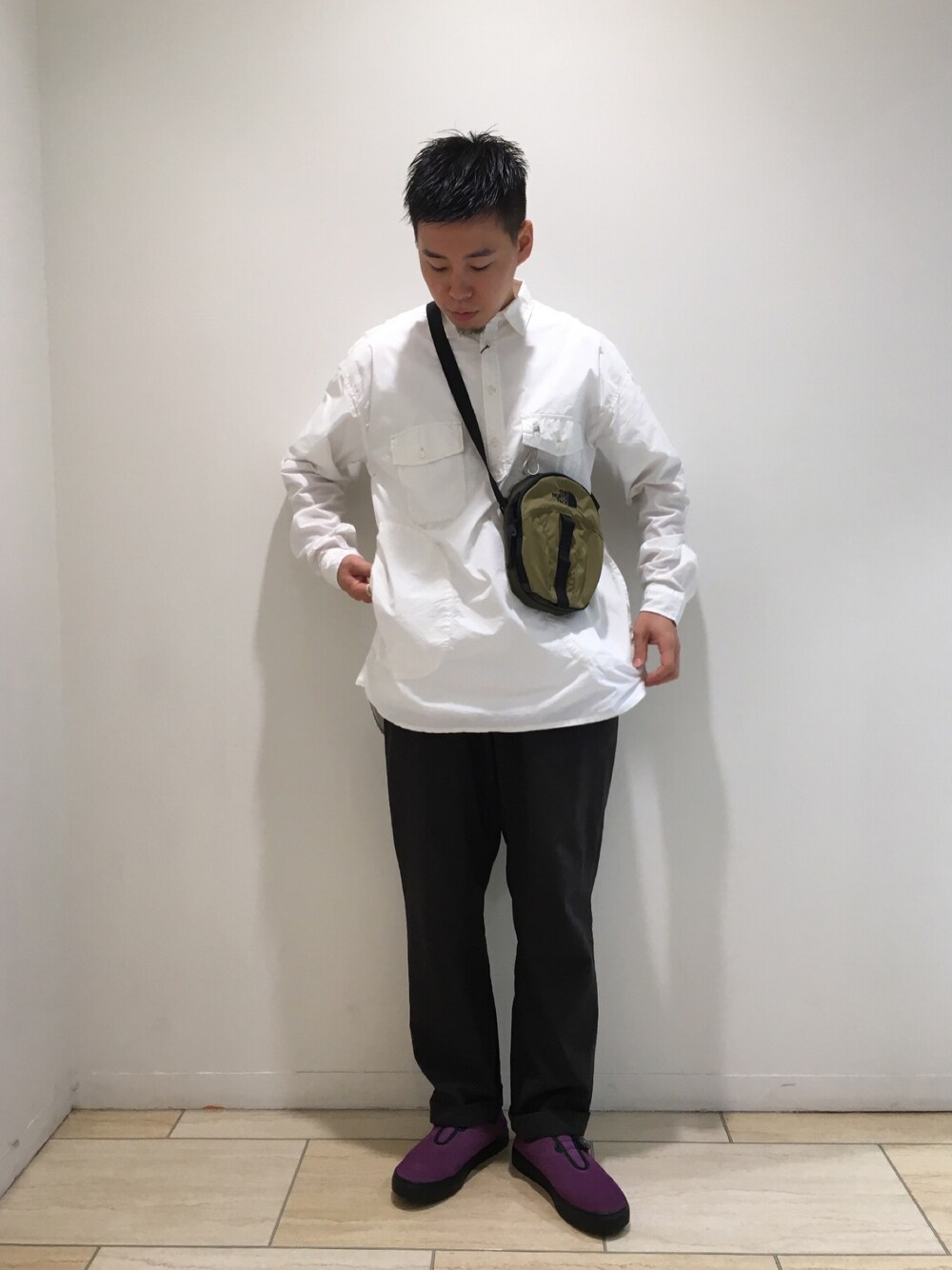 「BEAVER、BEAVER名古屋、and wander、アウトドアスタイル、ストリート、秋のコーデ、白シャツ、MANASTASH、マナスタッシュ、大人カジュアル」｜「and wanderのandwander/アンドワンダー CURDURE typewriter band collar shirt 長袖シャツ（トップス、ホワイト系）」を使った、funatoさん（メンズ・166cm）の秋コーディネートの1枚目の写真