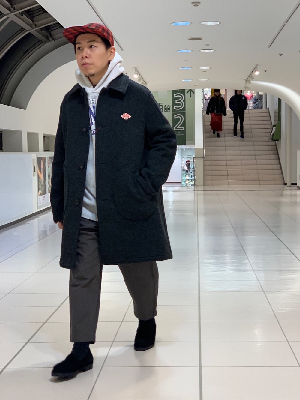 グレー系のステンカラーコート、グレー系のその他パンツを着用したメンズの秋コーディネートの1枚目の写真