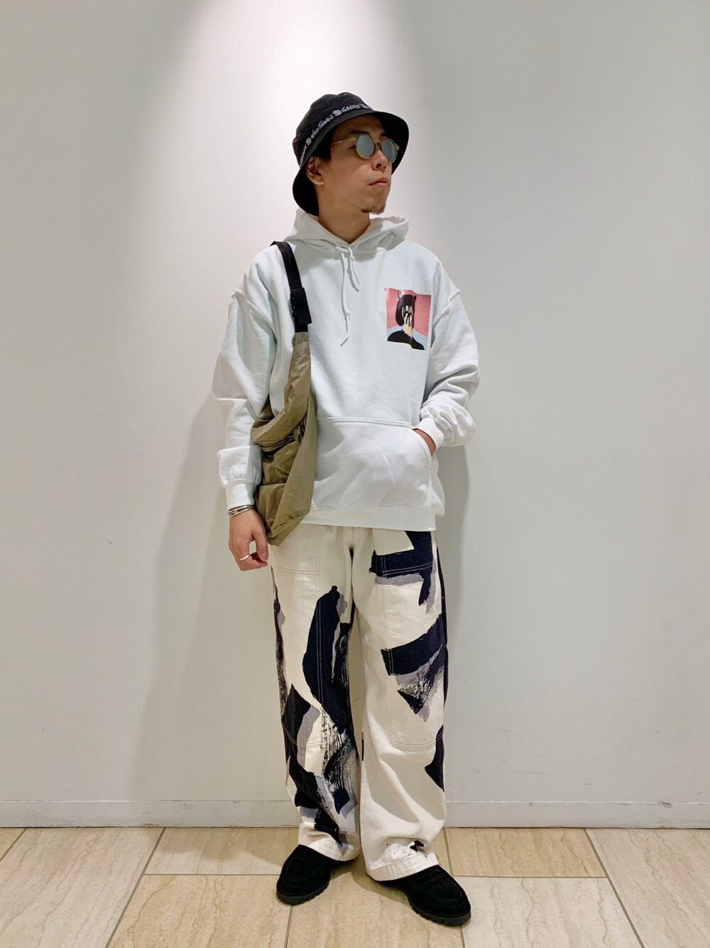 「BEAVER、BEAVER名古屋、AlexanderLeeChang、bohemians、ストリート、ホワイト、ストリートカジュアル、ワイドパンツ、パーカー、今日のコーデ」｜「AlexanderLeeChangのAlexanderLeeChang/アレキサンダーリーチャン　別注 KMY SWEAT HOODIE（パーカー、ホワイト系）」を使った、funatoさん（メンズ・166cm）の秋コーディネートの1枚目の写真