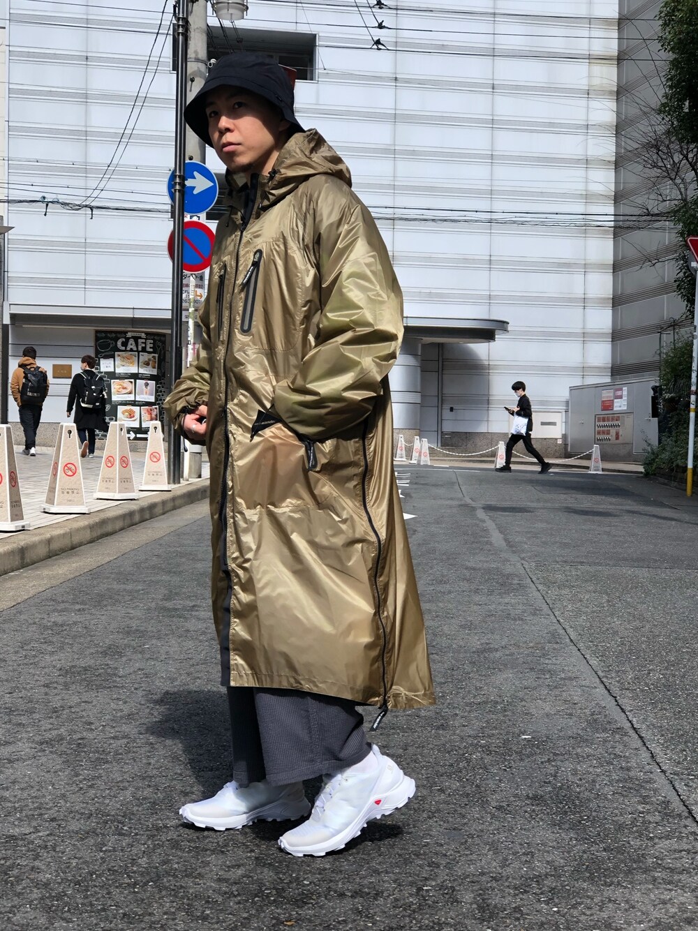 「BEAVER、BEAVER名古屋、and wander、アンドワンダー、ストリート、レインコート、GRAMICCI、SALOMON、大人コーデ、ストリートMIX」｜「POLeR OUTDOOR STUFFのPOLeR OUTDOOR STUFF/ポーラーアウトドアスタッフ　POLER NYLON BELL HAT（ハット、ブラック系）」を使った、funatoさん（メンズ・166cm）の冬コーディネートの1枚目の写真