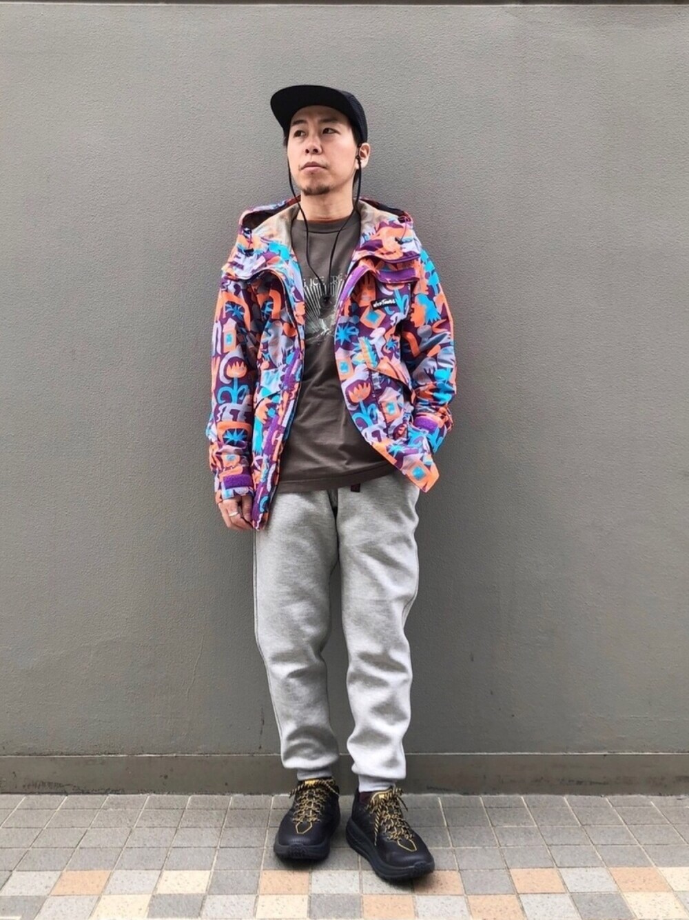 「BEAVER、BEAVER名古屋、HOKAONEONE、WILDTHINGS、GRAMICCI、グラミチ、アウトドアスタイル、スポーツミックス、ストリート、poler」｜「WILD THINGSのWILD THINGS × Kentaro Okawara × BEAVER ワイルドシングス × 大河原 健太郎 × ビーバー　DENALI LIGHT JACKET デナリライトジャケット（マウンテンパーカー、オレンジ系）」を使った、funatoさん（メンズ・166cm）の春コーディネートの1枚目の写真