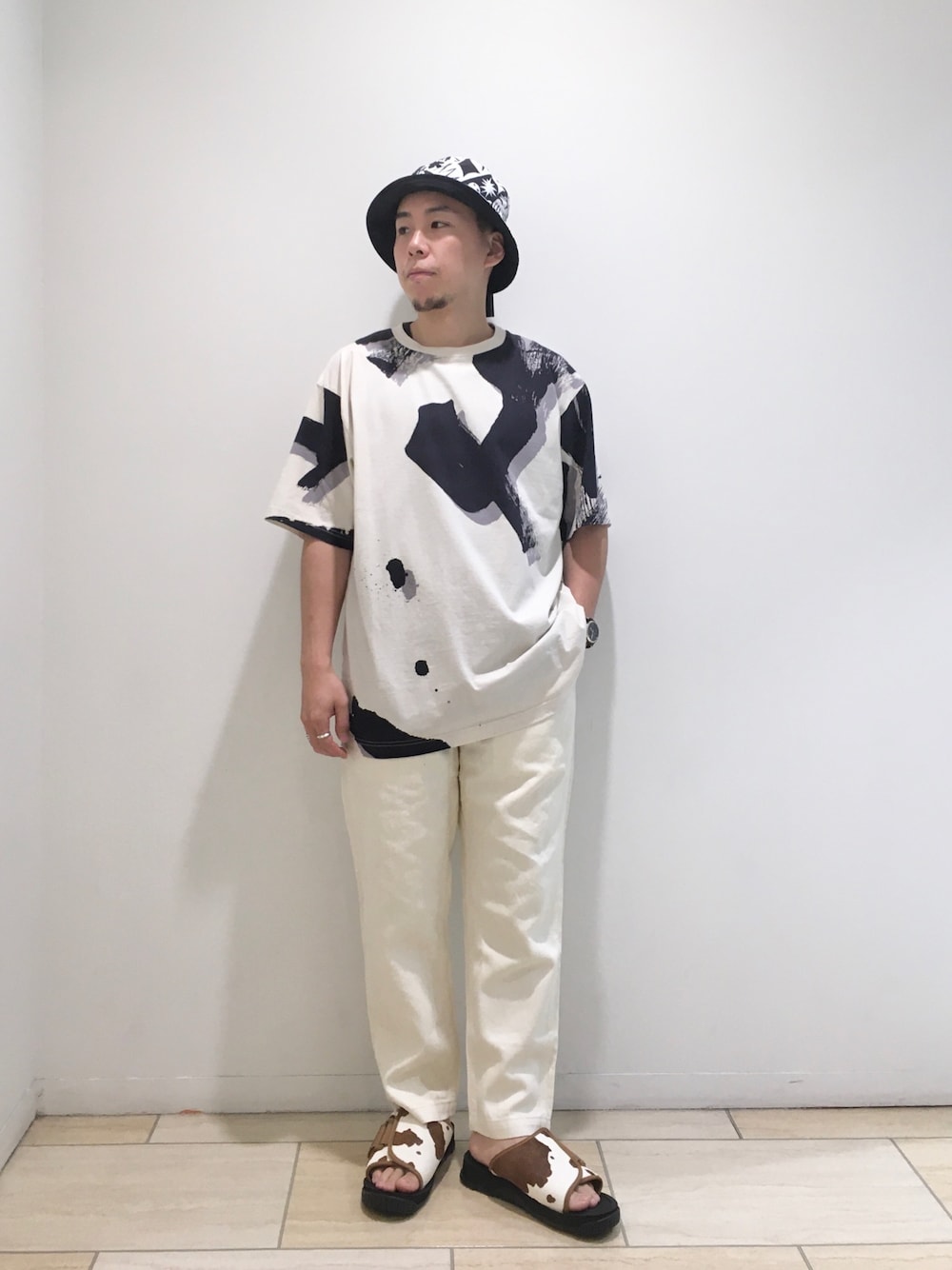 「BEAVER、BEAVER名古屋、MANASTASH、WILDTHINGS、ホワイトコーデ、夏コーデ、SHAKA、スポーツサンダル、ビッグシルエット、ビッグT」｜「BOHEMIANSのBOHEMIANS/ボヘミアンズ　別注 RAW INK BIG SS TEE Tシャツ（Tシャツ/カットソー、ブラック系）」を使った、funatoさん（メンズ・166cm）の夏コーディネートの1枚目の写真