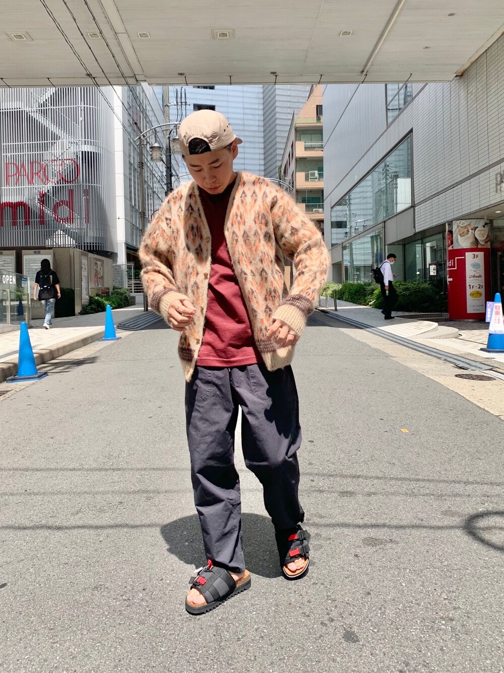 グレー系のその他パンツ、ブラック系のサンダル、レッド系のTシャツ/カットソーを着用したメンズの秋コーディネートの1枚目の写真