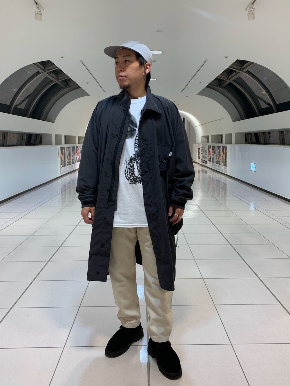 「BEAVER、BEAVER名古屋、COMFY OUTDOOR GARMENT

、ポンチョ、ストリート、MANASTASH、マナスタッシュ、コート、カジュアル、モノトーンコーデ」｜「CMF OUTDOOR GARMENTのCOMFY OUTDOOR GARMENT コンフィーアウトドアガーメント　RAIN FALLS PONCHO（ブルゾン、ブラック系）」を使った、funatoさん（メンズ・166cm）の冬コーディネートの1枚目の写真