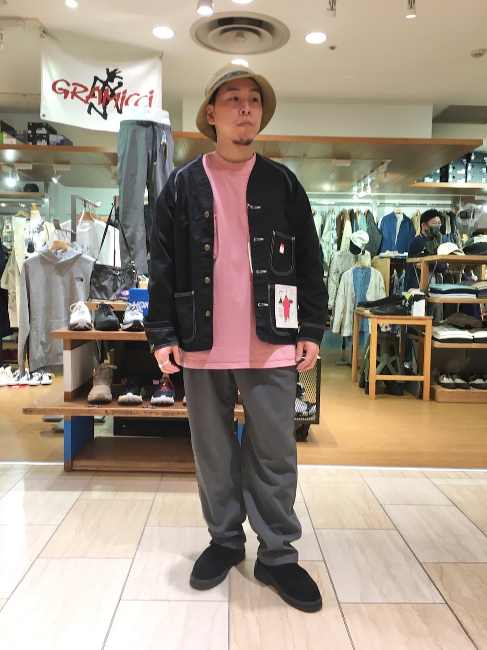 ブラック系のブルゾン、グレー系のスラックス、ブラック系のその他シューズを着用したメンズの冬コーディネートの1枚目の写真