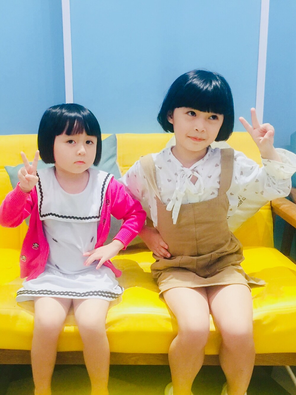 「UNIQLOのアイテム（チュニック、ベージュ系）」を使った、宣兜兜さん（レディース・120cm）の秋コーディネートの1枚目の写真