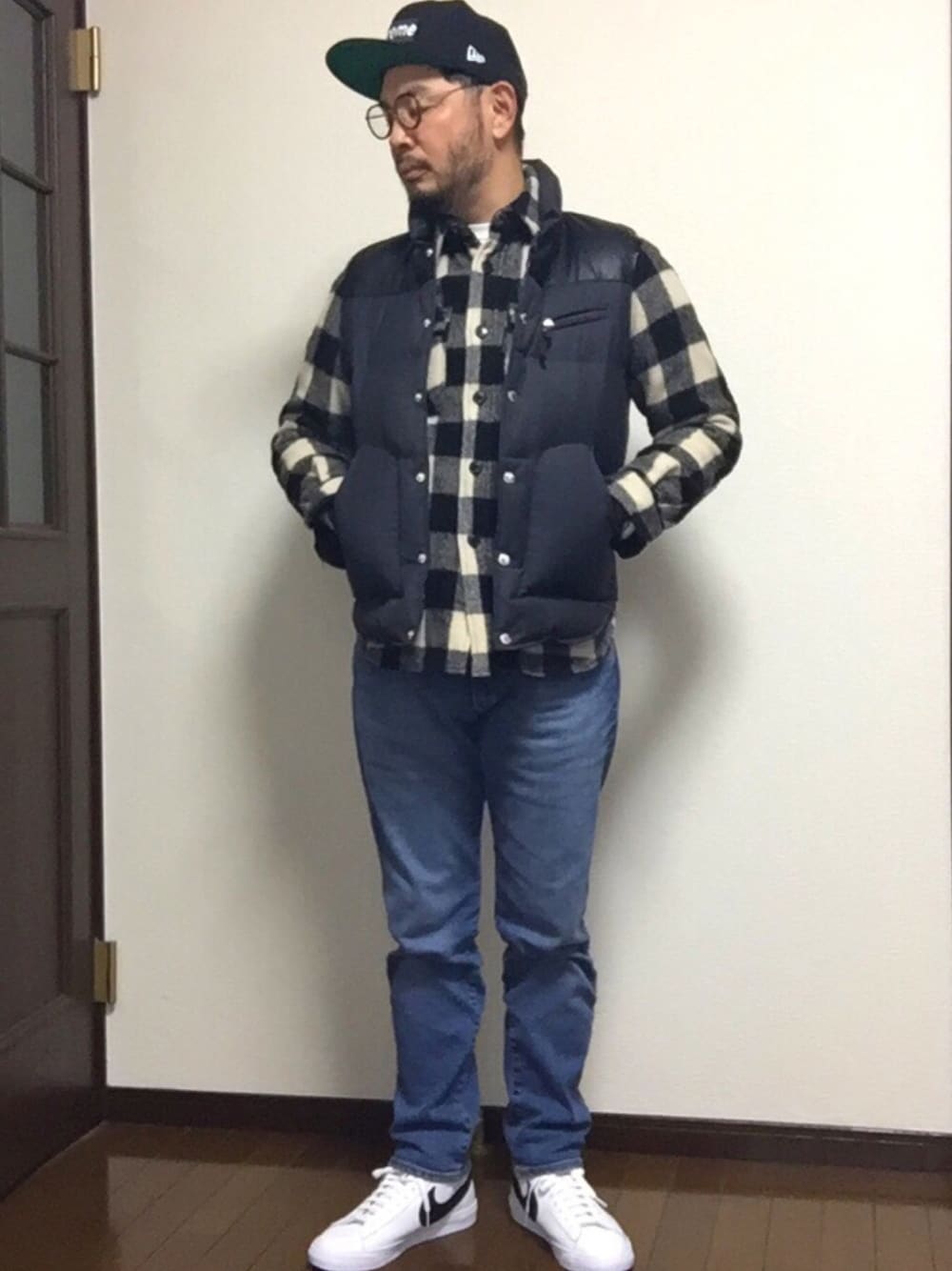「supreme、ダウンベスト、ジャーナルスタンダード、zozoデニム、ハリウッドランチマーケット、アメカジ、ナイキ、blazer」｜「Supreme のアイテム（キャップ、ブラック系）」を使った、ISOPさん（メンズ・170cm）の冬コーディネートの1枚目の写真