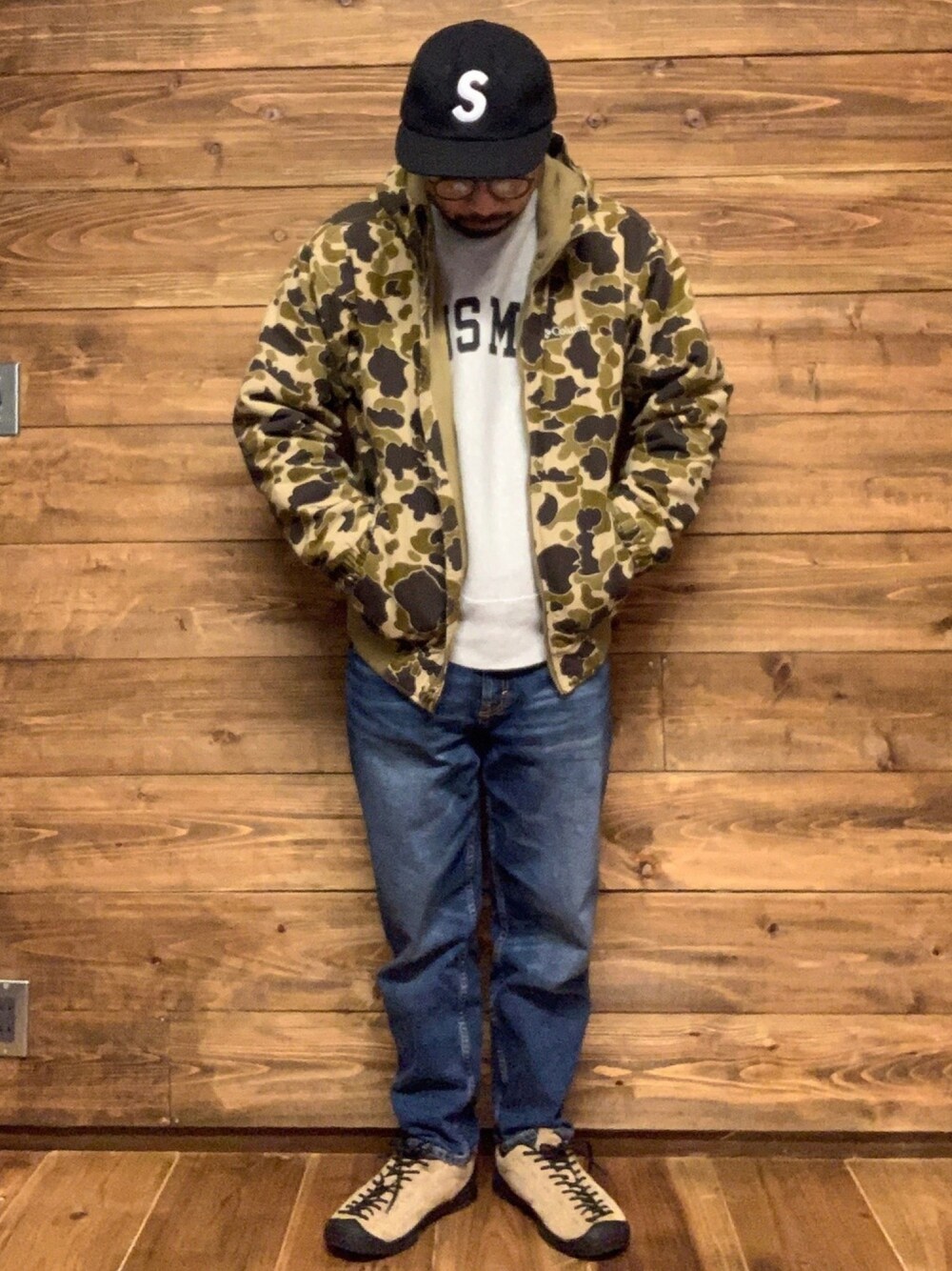 「supreme、カモフラ、Columbia、Champion、keen、GU、アウトドアスタイル、キャップ」｜「Supreme のアイテム（キャップ、ブラック系）」を使った、ISOPさん（メンズ・170cm）の冬コーディネートの1枚目の写真