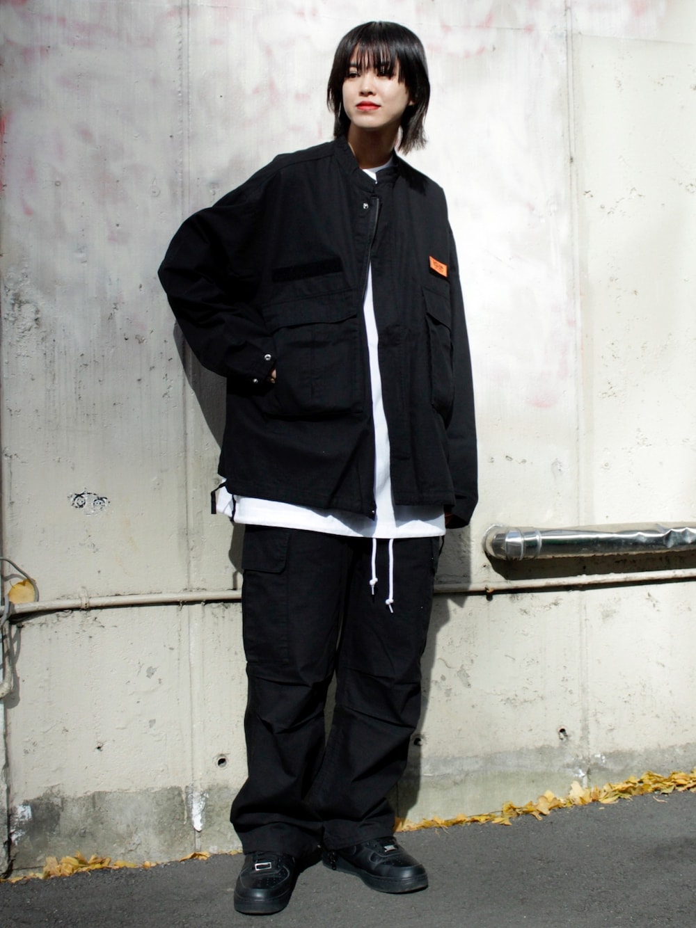 ブラック系のブルゾン、ブラック系のその他パンツを着用したメンズの冬コーディネートの1枚目の写真