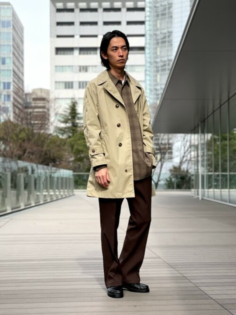 ブラウン系のシャツ/ブラウスを着用したメンズの冬コーディネートの1枚目の写真