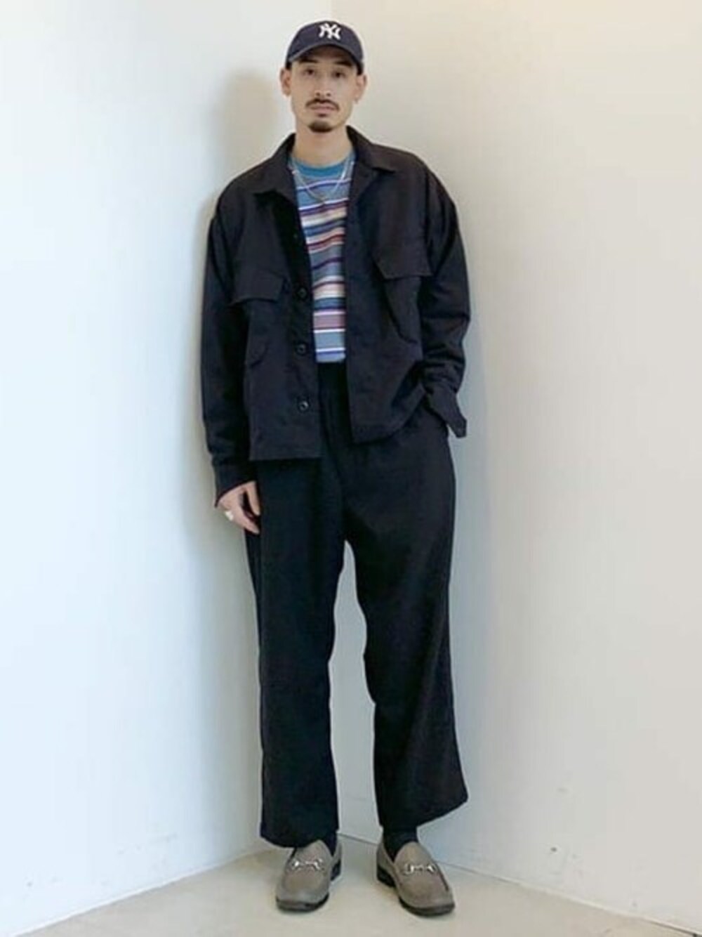 ブラック系のミリタリージャケット、ブラック系のその他パンツ、グレー系のTシャツ/カットソーを着用したメンズの春コーディネートの1枚目の写真
