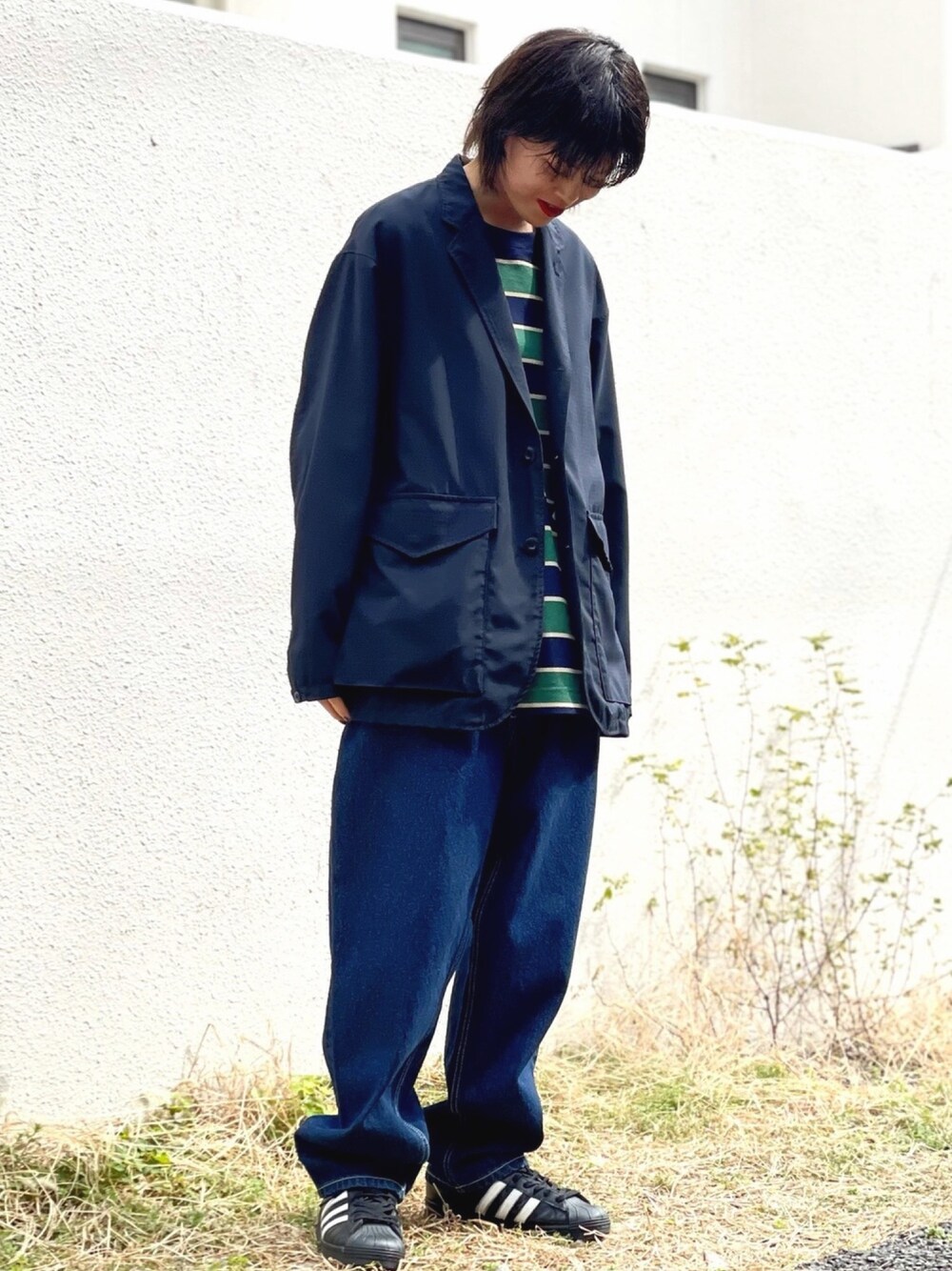 ブルー系のミリタリージャケット、ブルー系のデニムパンツ、ブルー系のTシャツ/カットソーを着用したレディースの春コーディネートの1枚目の写真