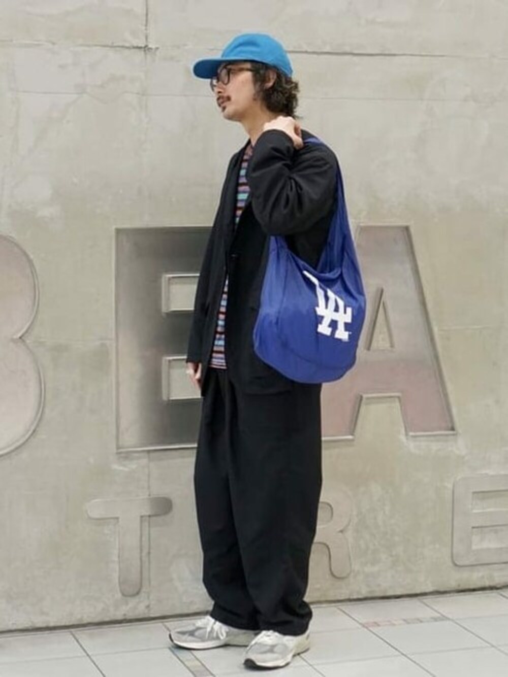 ブルー系のミリタリージャケット、ブルー系のその他パンツ、ブルー系のショルダーバッグを着用したメンズの春コーディネートの1枚目の写真