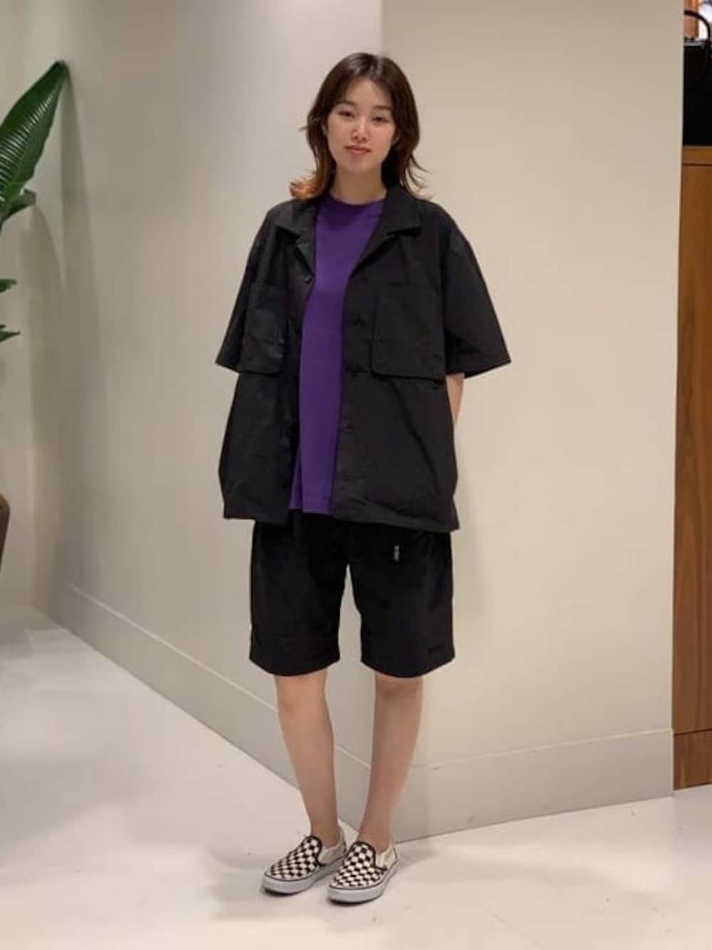 ブラック系のシャツ/ブラウス、ブラック系のその他パンツ、パープル系のTシャツ/カットソーを着用したメンズの春コーディネートの1枚目の写真