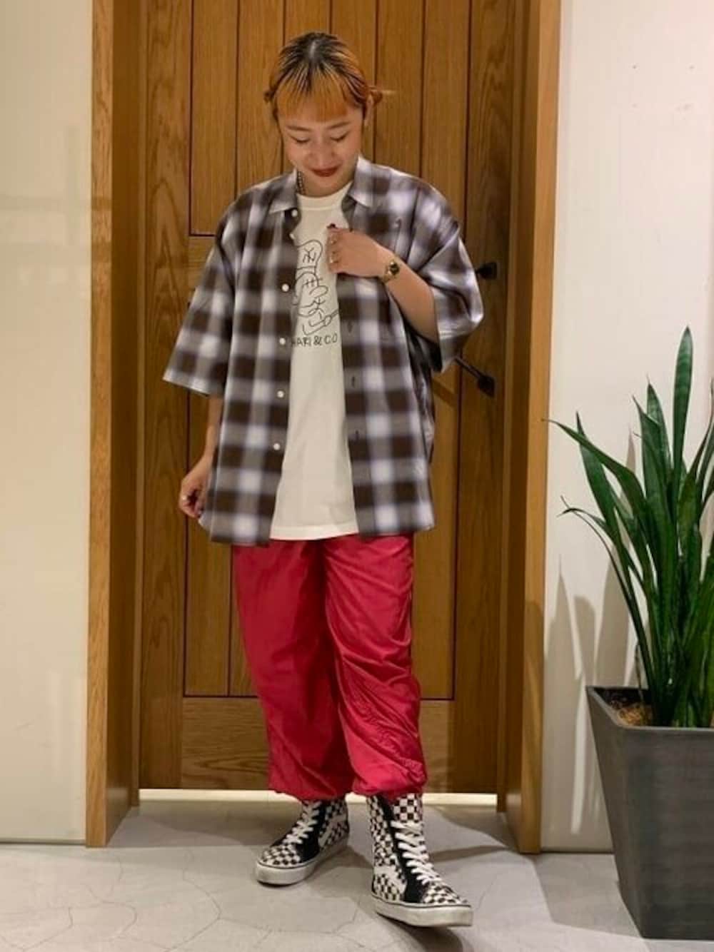 ブラウン系のシャツ/ブラウス、ホワイト系のTシャツ/カットソーを着用したメンズの夏コーディネートの1枚目の写真