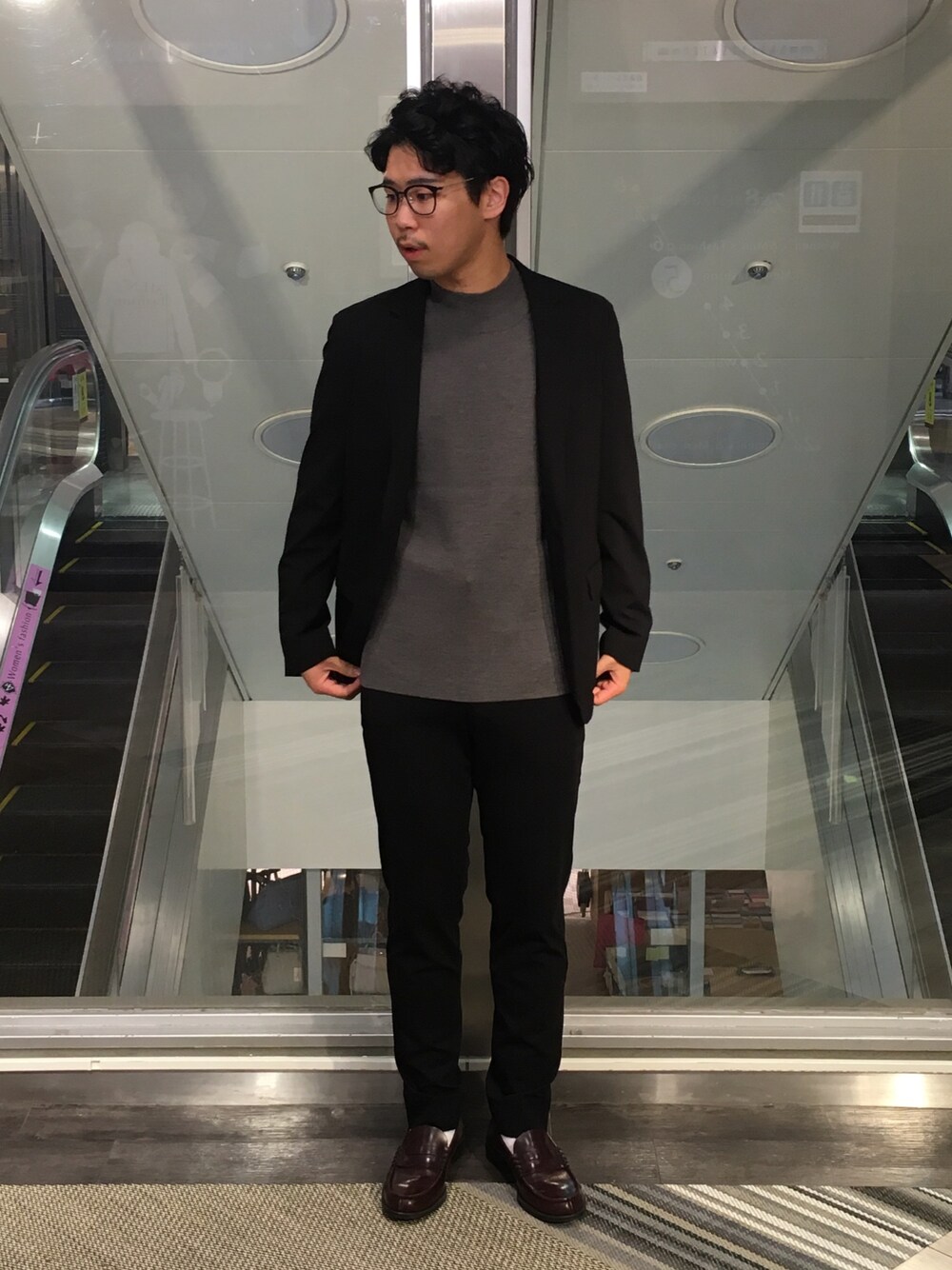 「ジャケット、セットアップ、ローファー、HARUTA、秋服、オトナカジュアル、メガネコーデ、モックネック、新宿ルミネエスト、tk.TAKEO KIKUCHI」｜「tk.TAKEO KIKUCHIの【CARREMAN】ポンチジャケット（テーラードジャケット、ブラック系）」を使った、新宿ルミネエストtkさん（メンズ・171cm）の秋コーディネートの1枚目の写真
