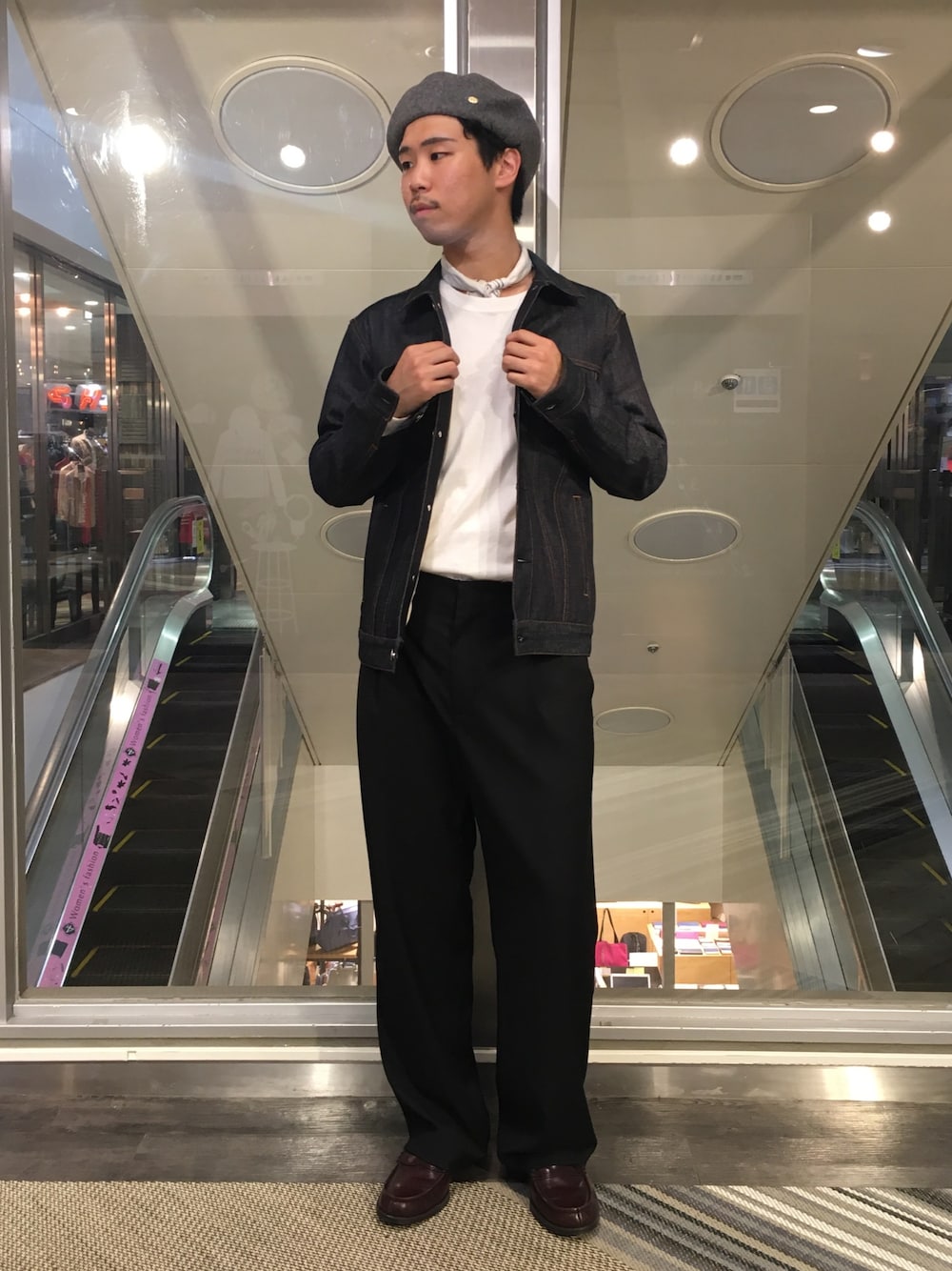 「ベレー帽、デニムジャケット、ワイドパンツ、バンダナ、Champion、HARUTA、オトナカジュアル、made in japan、新宿ルミネエスト、tk.TAKEO KIKUCHI」｜「tk.TAKEO KIKUCHIのワイドスラックスパンツ（その他パンツ、ブラック系）」を使った、新宿ルミネエストtkさん（メンズ・171cm）の秋コーディネートの1枚目の写真