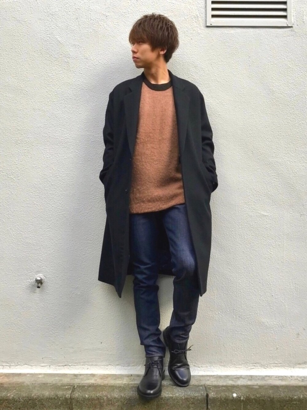 「ニット、ブラウン、デニムパンツ、チャッカブーツ、ビックシルエット、コートスタイル、おしゃれさんと繋がりたい、新宿ルミネエスト、tk.TAKEO KIKUCHI、ビックチェスター」｜「tk.TAKEO KIKUCHIのモヘヤ片畦コンビニット（ニット/セーター、ベージュ系）」を使った、新宿ルミネエストtkさん（メンズ・175cm）の秋コーディネートの1枚目の写真