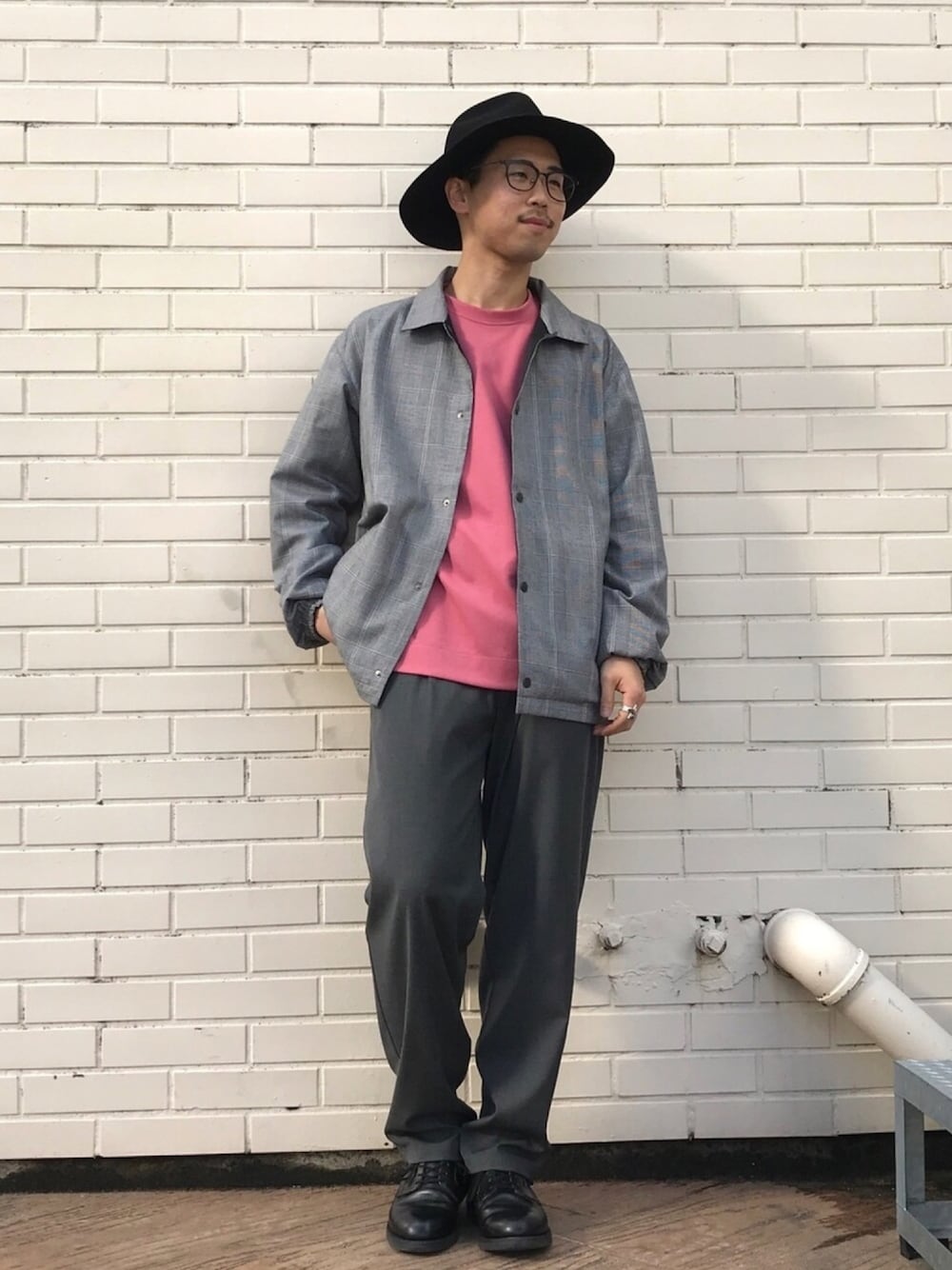 「ビッグシルエット、ピンク、コーチジャケット、リバーシブル、ワイドパンツ、グレンチェック、おしゃれさんと繋がりたい、新宿ルミネエスト、tk.TAKEO KIKUCHI」｜「tk.TAKEO KIKUCHIのTRリバーシブルコーチジャケット（ブルゾン、ブラック系）」を使った、新宿ルミネエストtkさん（メンズ・171cm）の冬コーディネートの1枚目の写真
